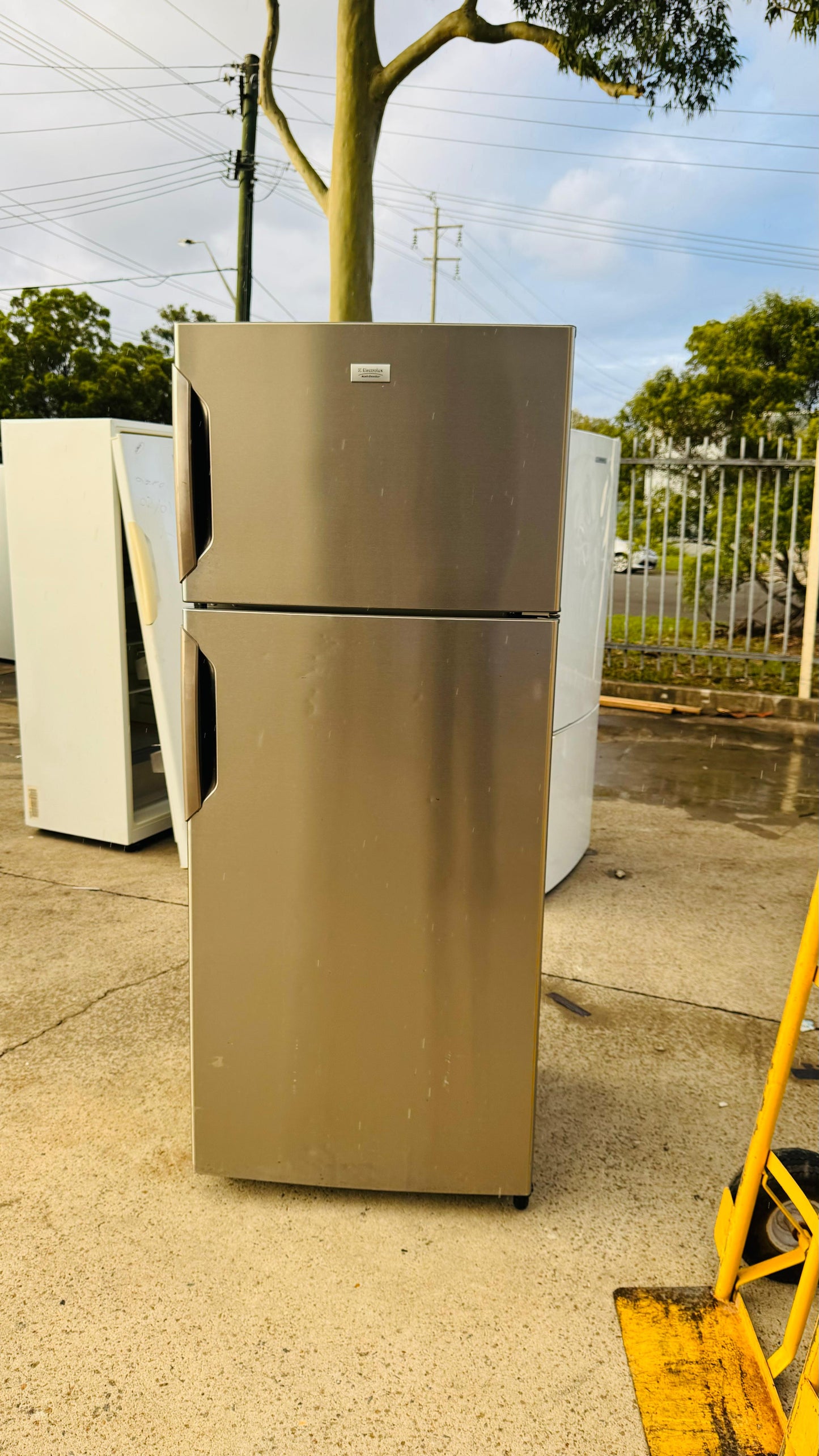 ELECTROLUX 390 LITRES FRIDGE FREEZER