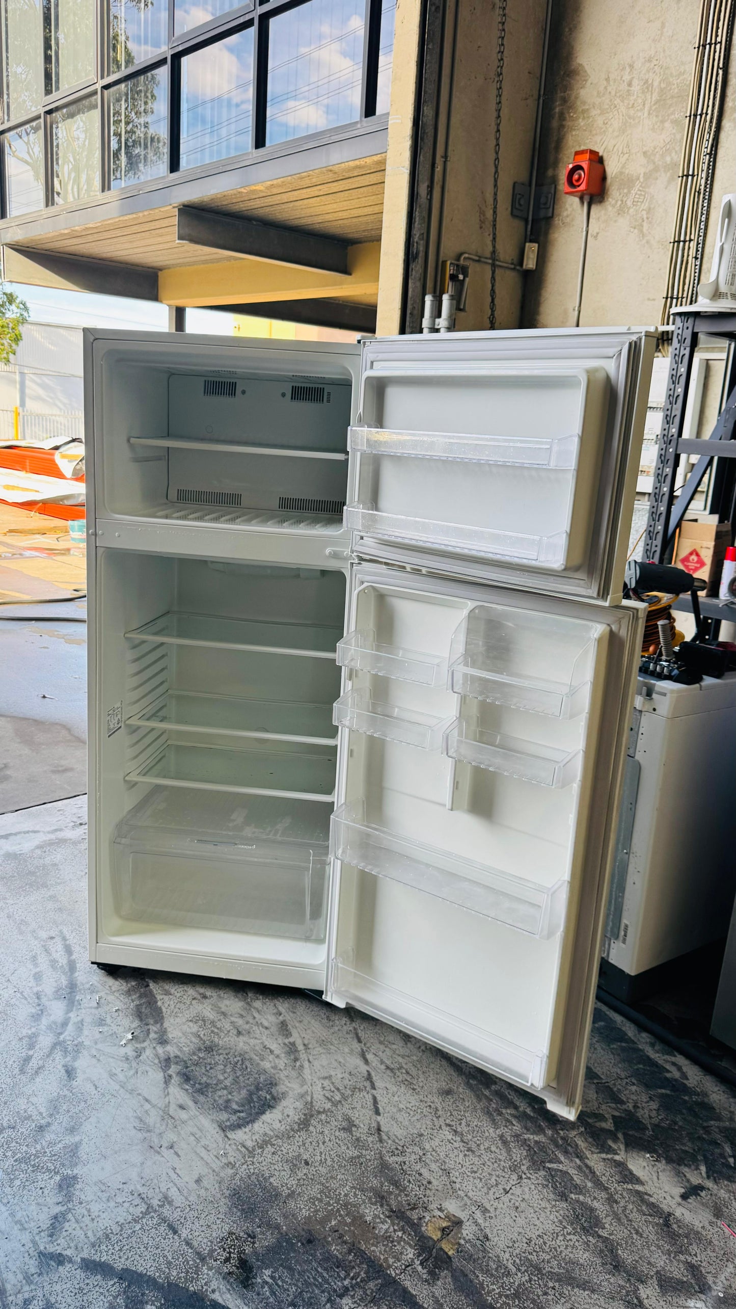 KELVINATOR 390 LITRES FRIDGE FREEZER