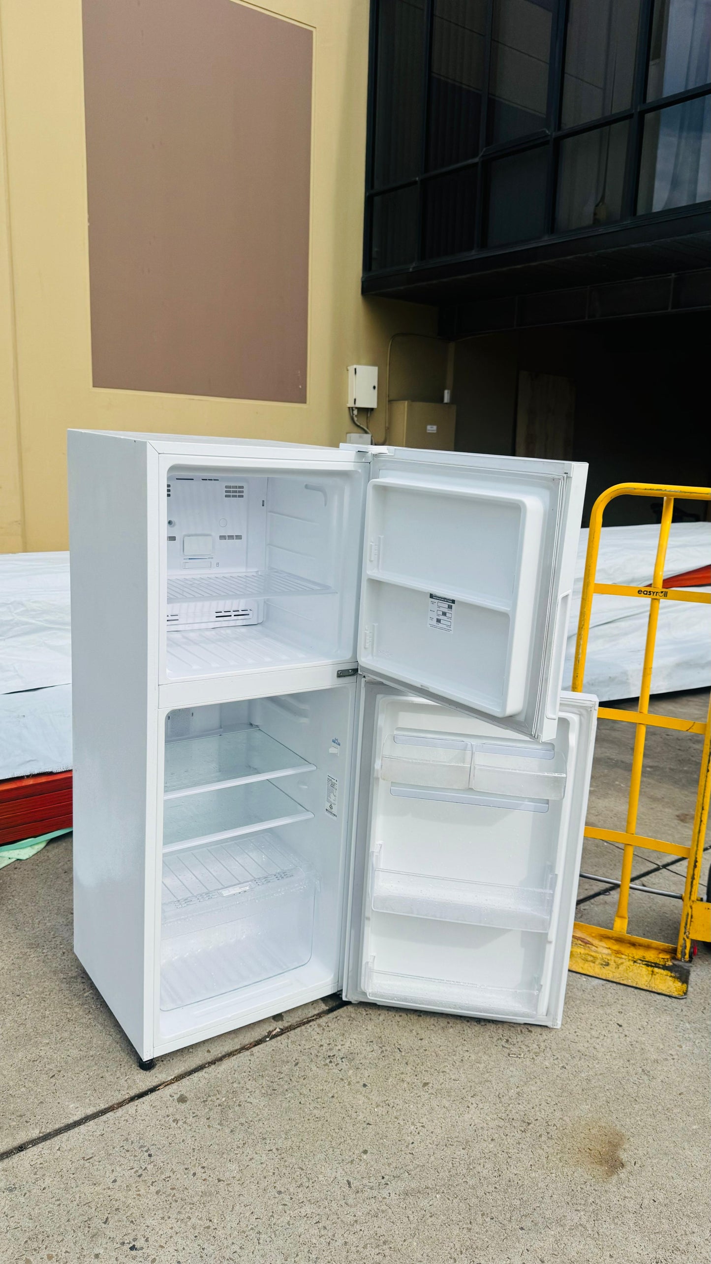 KELVINATOE 231 LITRES FRIDGE FREEZER