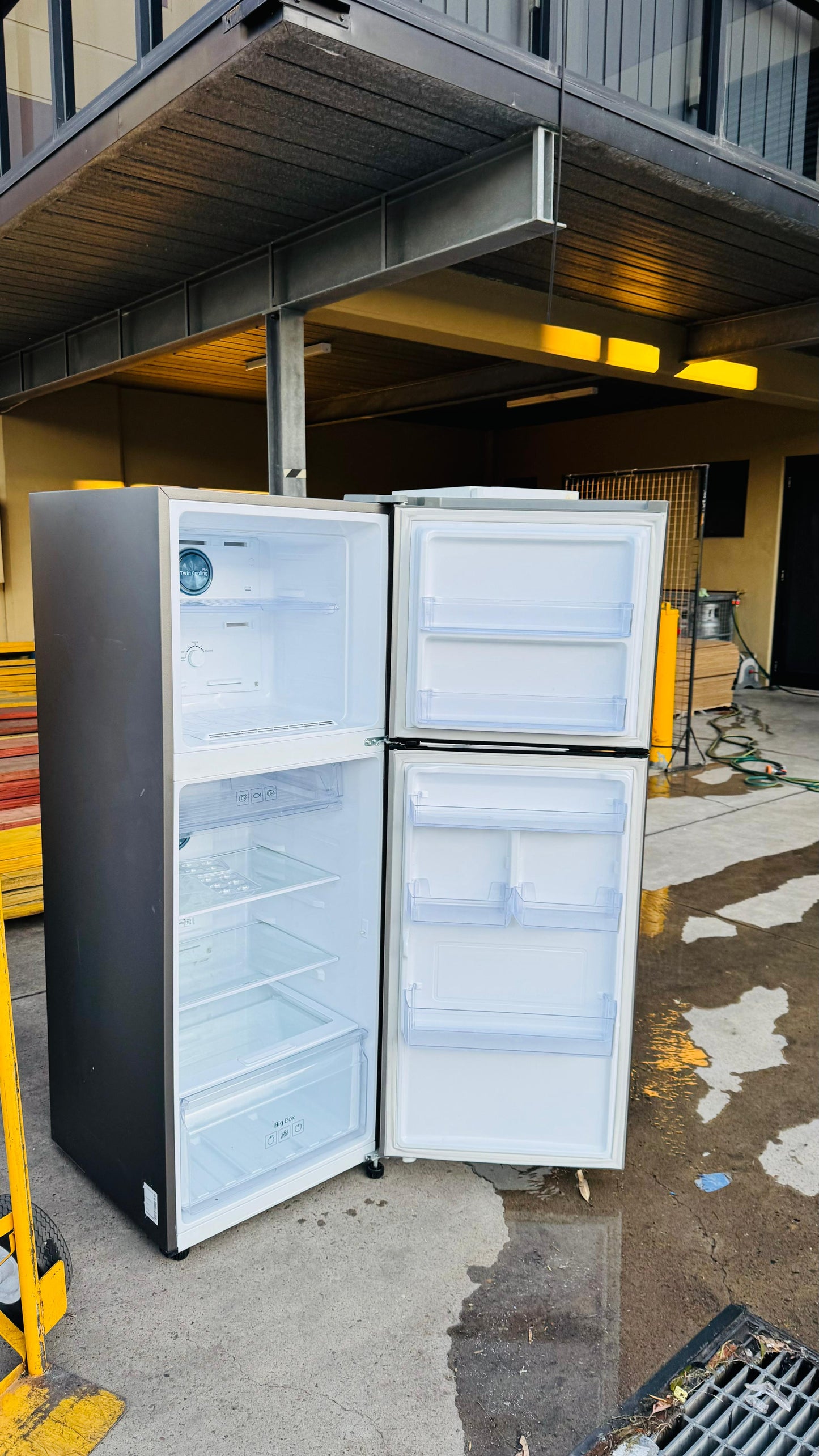 SAMSUNG 318 LITRES FRIDGE FREEZER