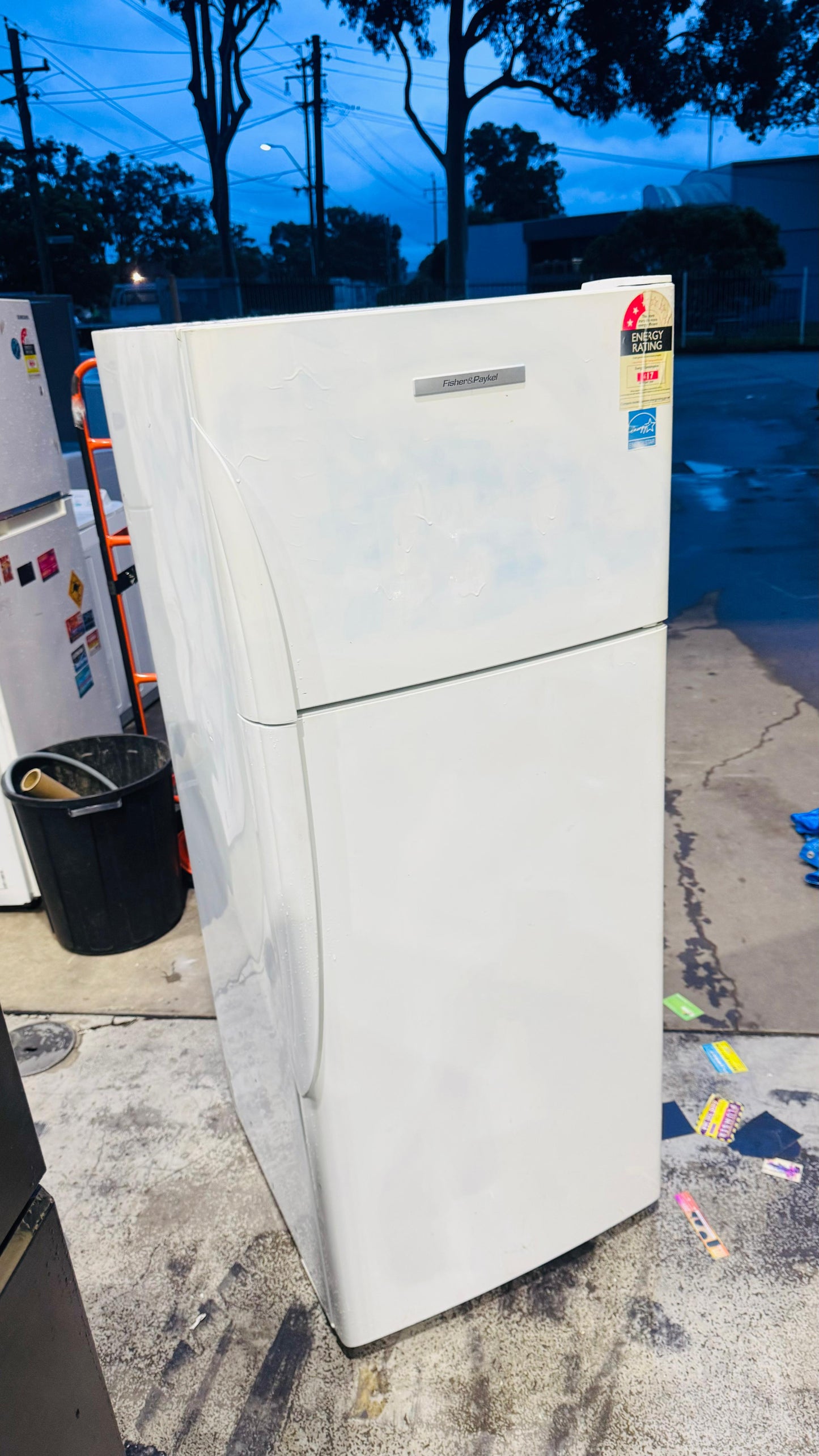 FISHER AND PAYKEL 380 LITRES FRIDGE FREEZER