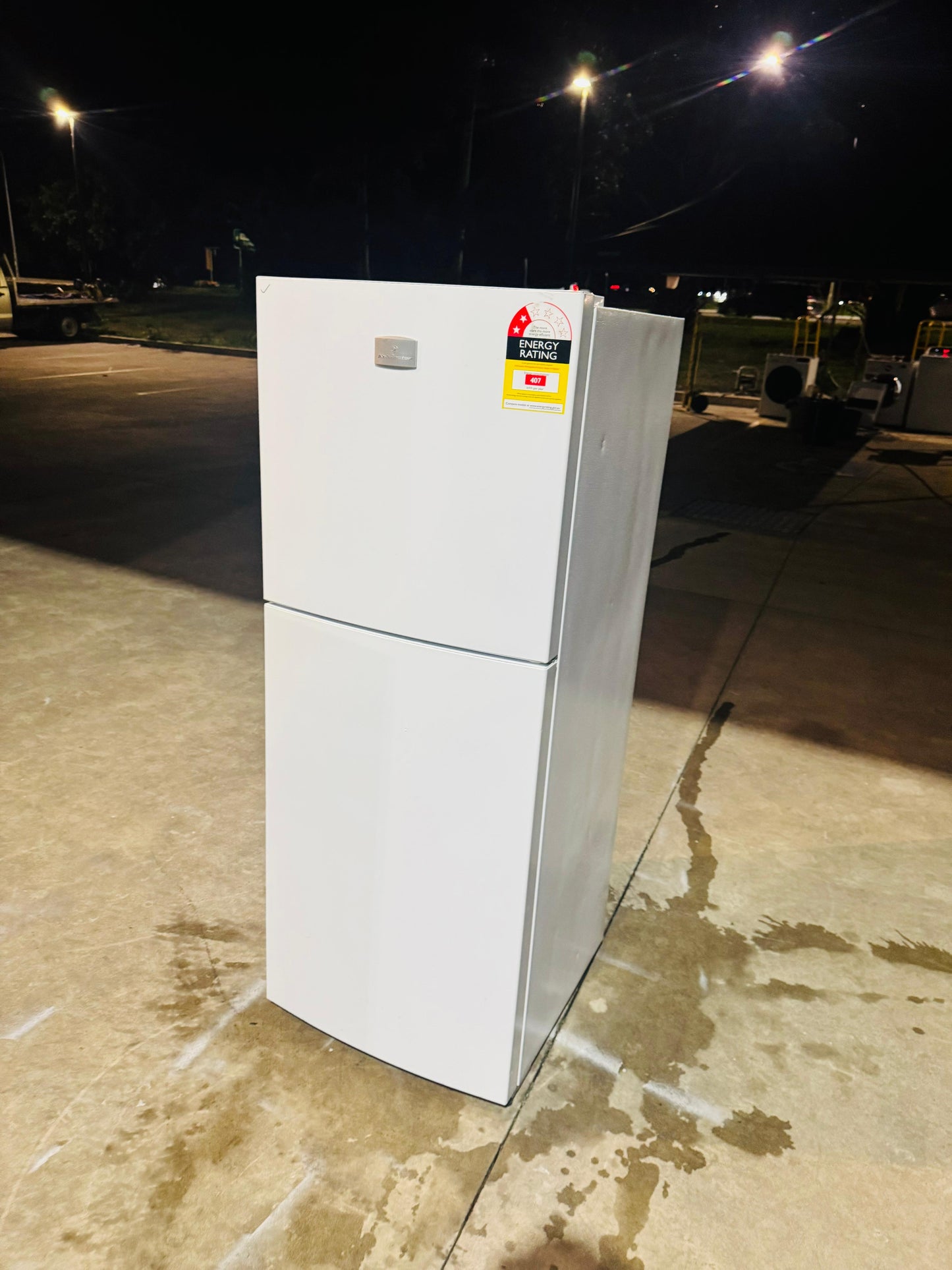 KELVINATOR 231 LITRES FRIDGE FREEZER
