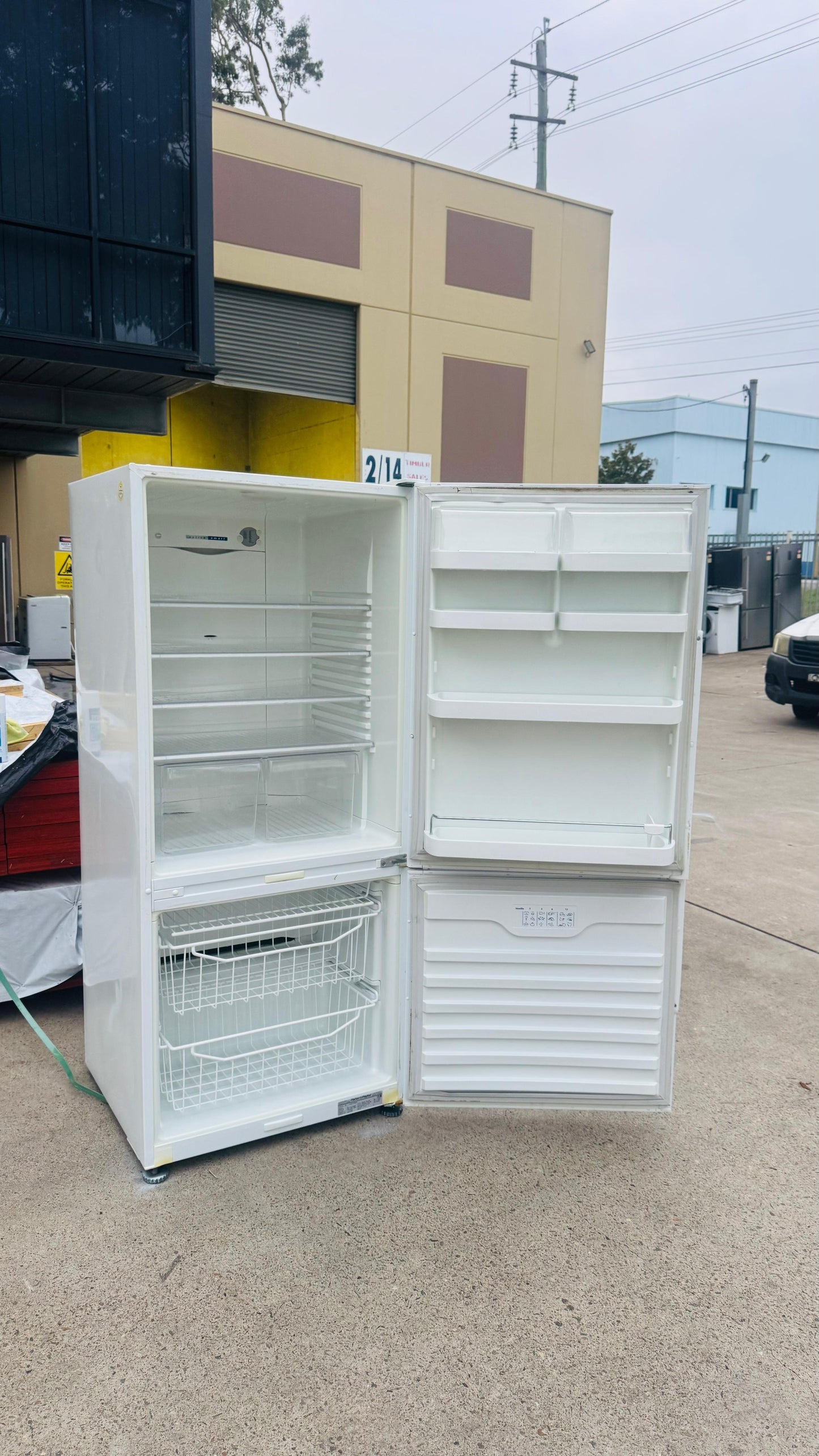 FISHER AND PAYKEL 404 LITRES FRIDGE FREEZER