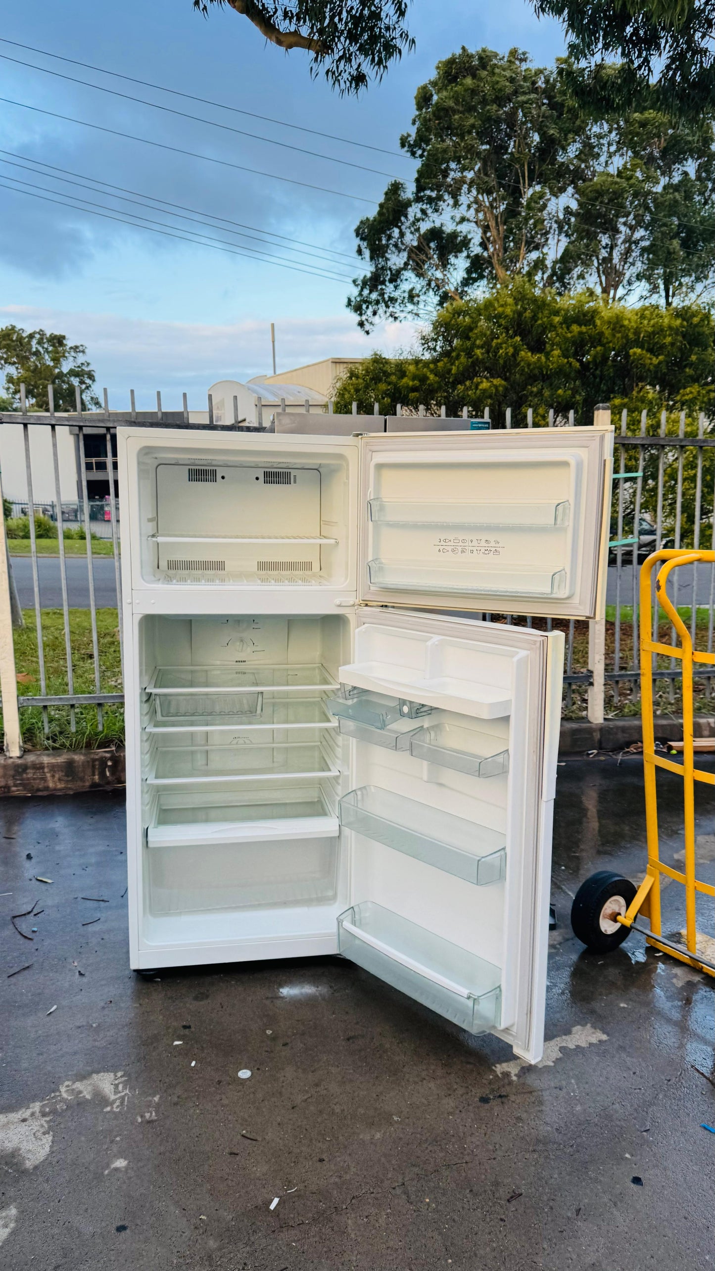 WESTINGHOUSE 416 LITRES FRIDGE FREEZER