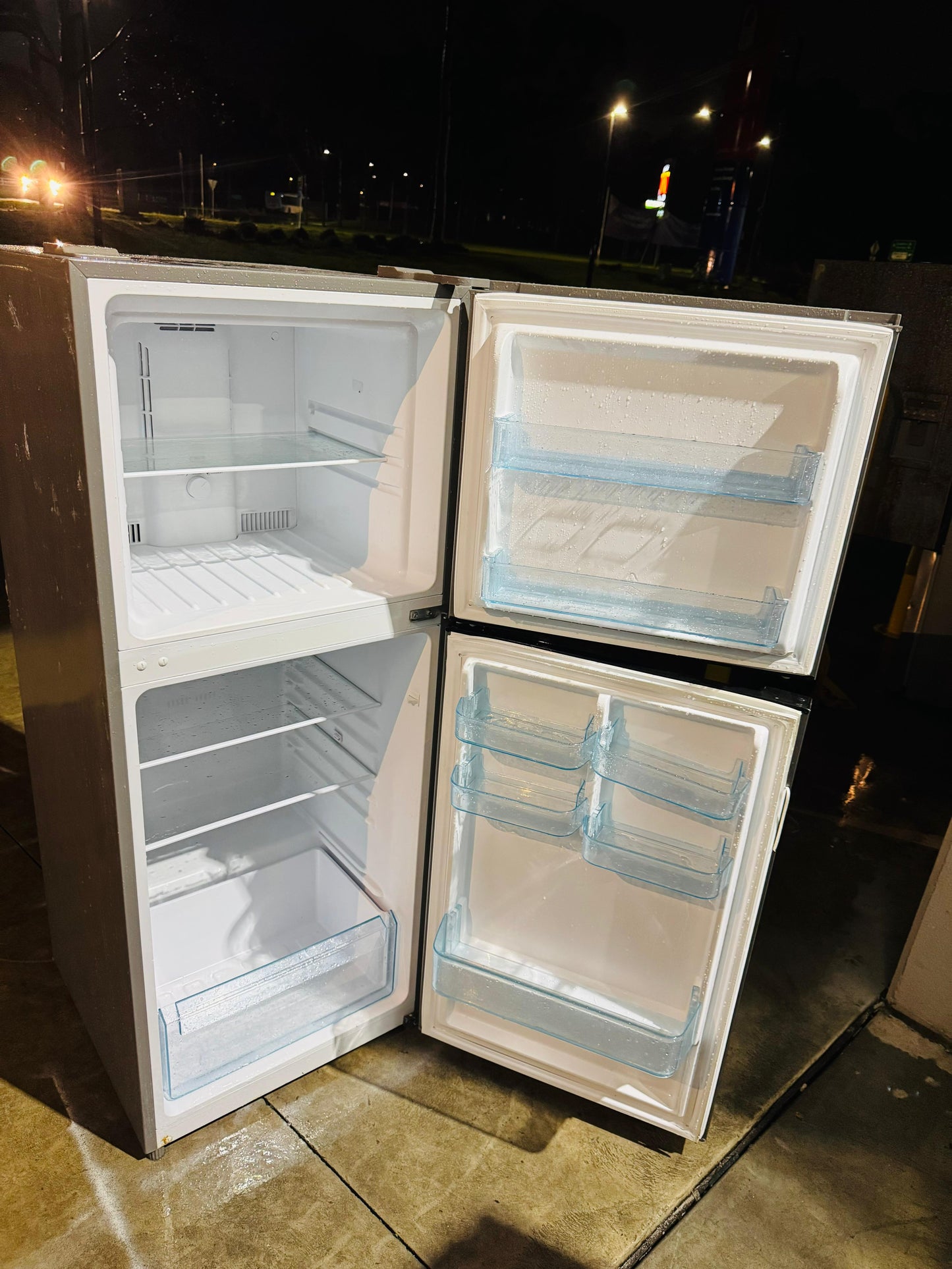 GVA 311 LITRES FRIDGE FREEZER