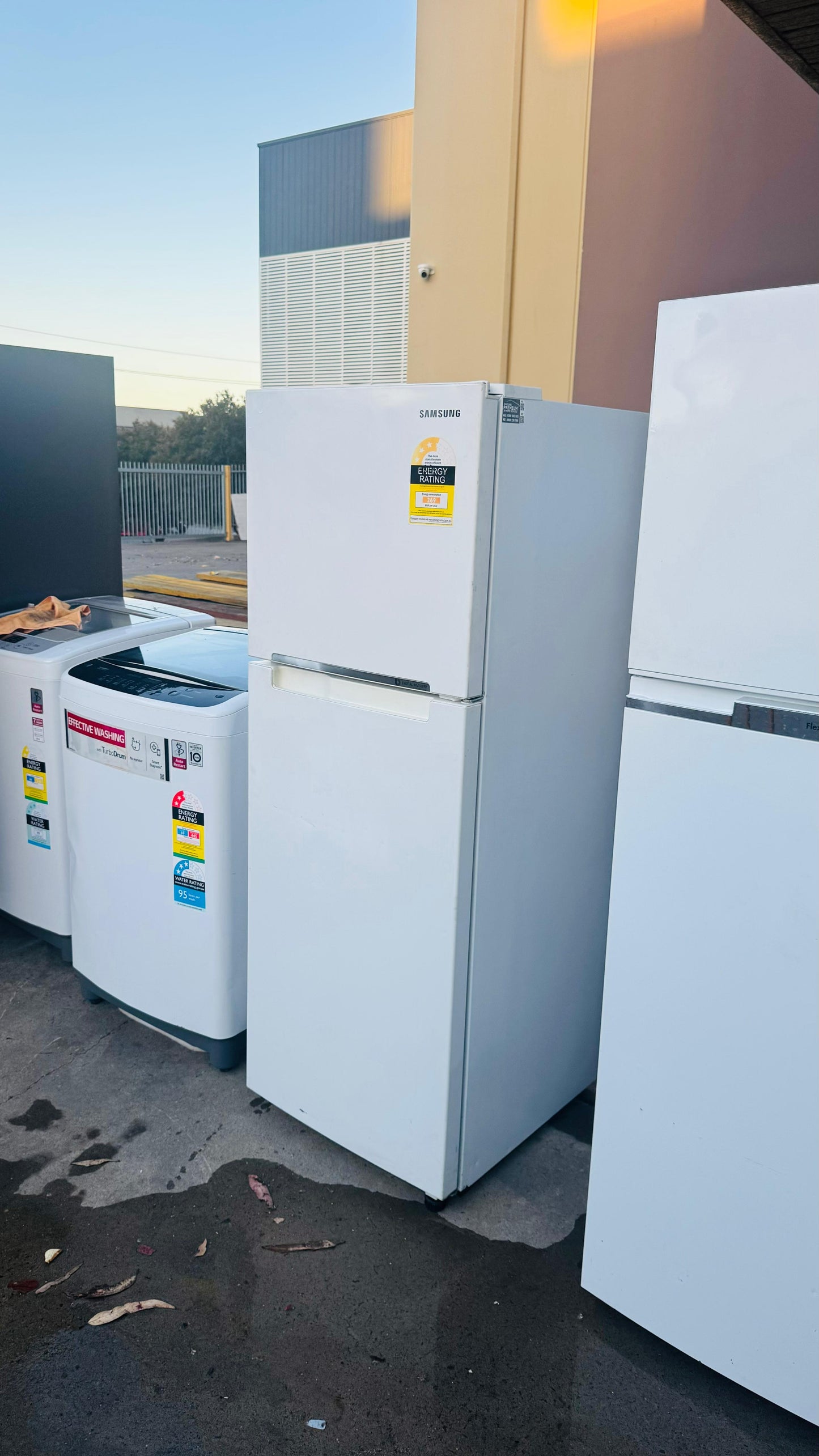SAMSUNG 255 LITRES FRIDGE FREEZER