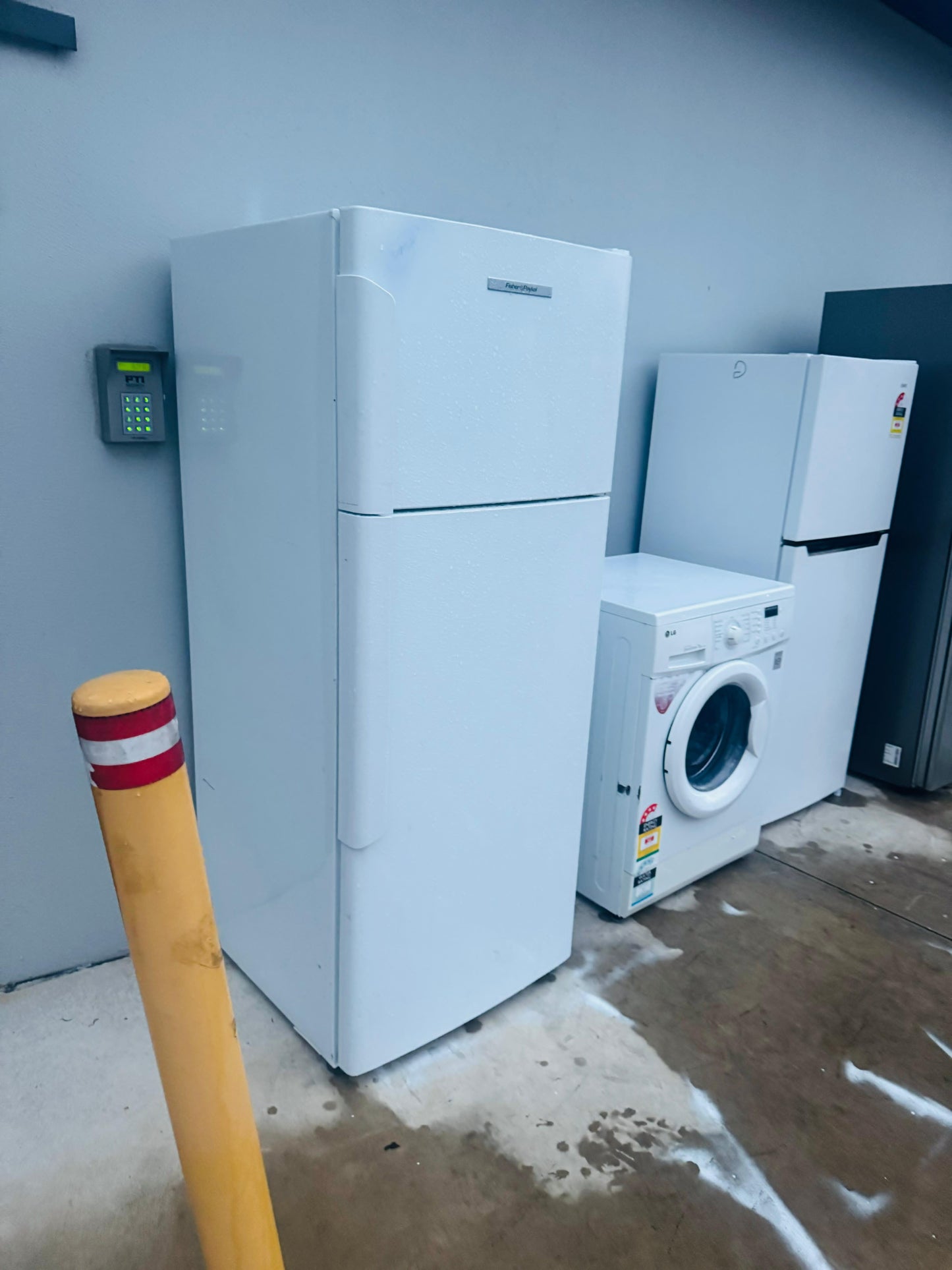 FISHER AND PAYKEL 380 LITRES FRIDGE FREEZER