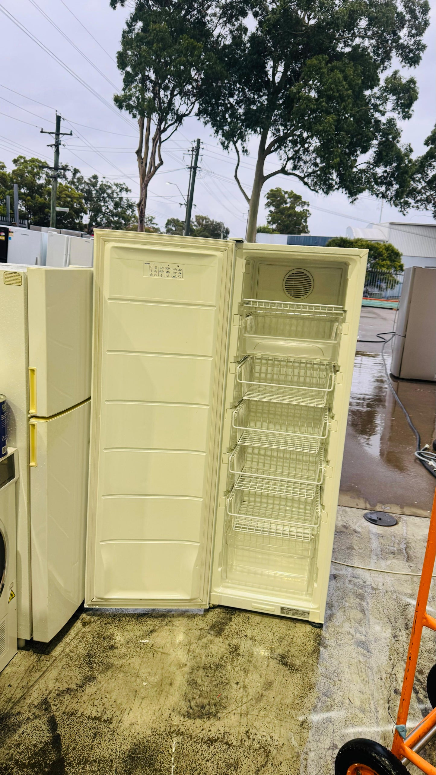 FISHER AND PAYKEL 213 LITRES FREEZER ONLY