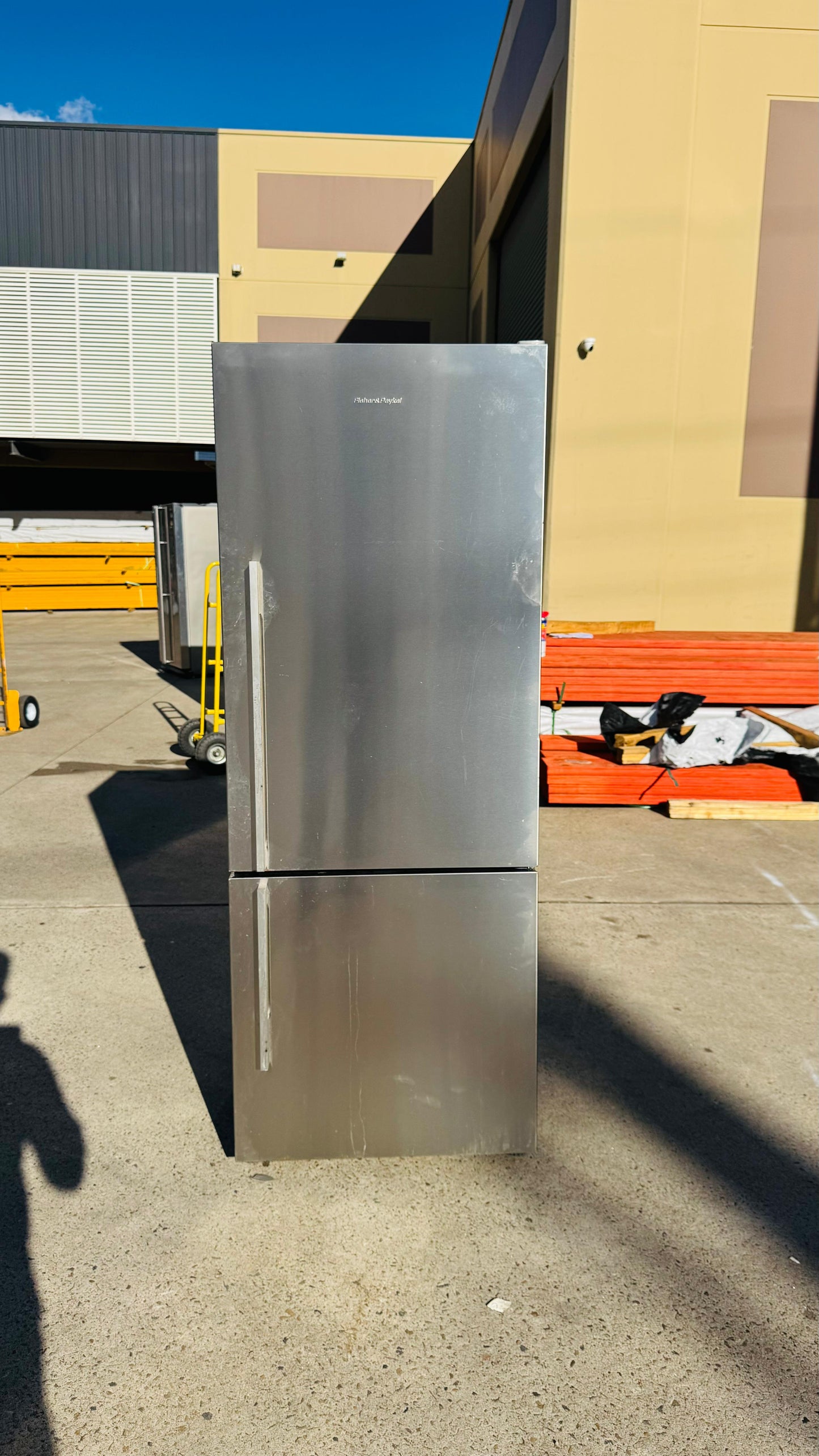 FISHER AND PAYKEL 403 LITRES FRIDGE FREEZER