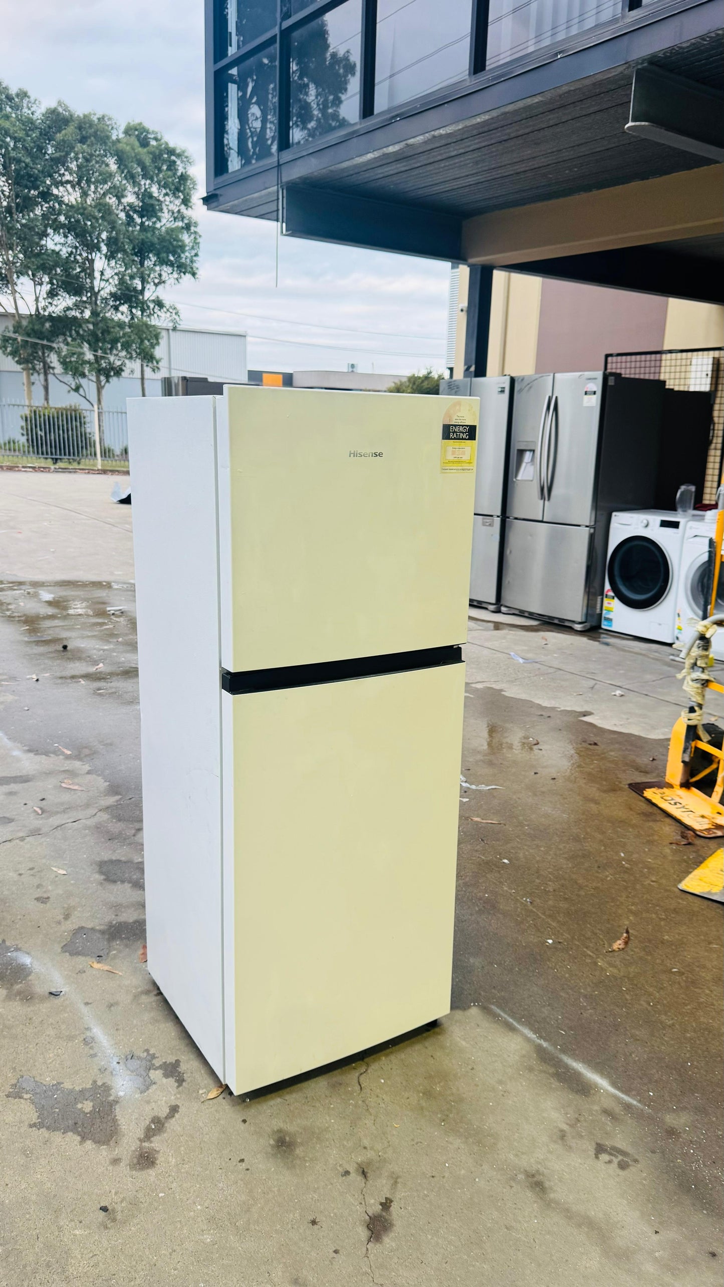 HISENSE 223 LITRES FRIDGE FREEZER