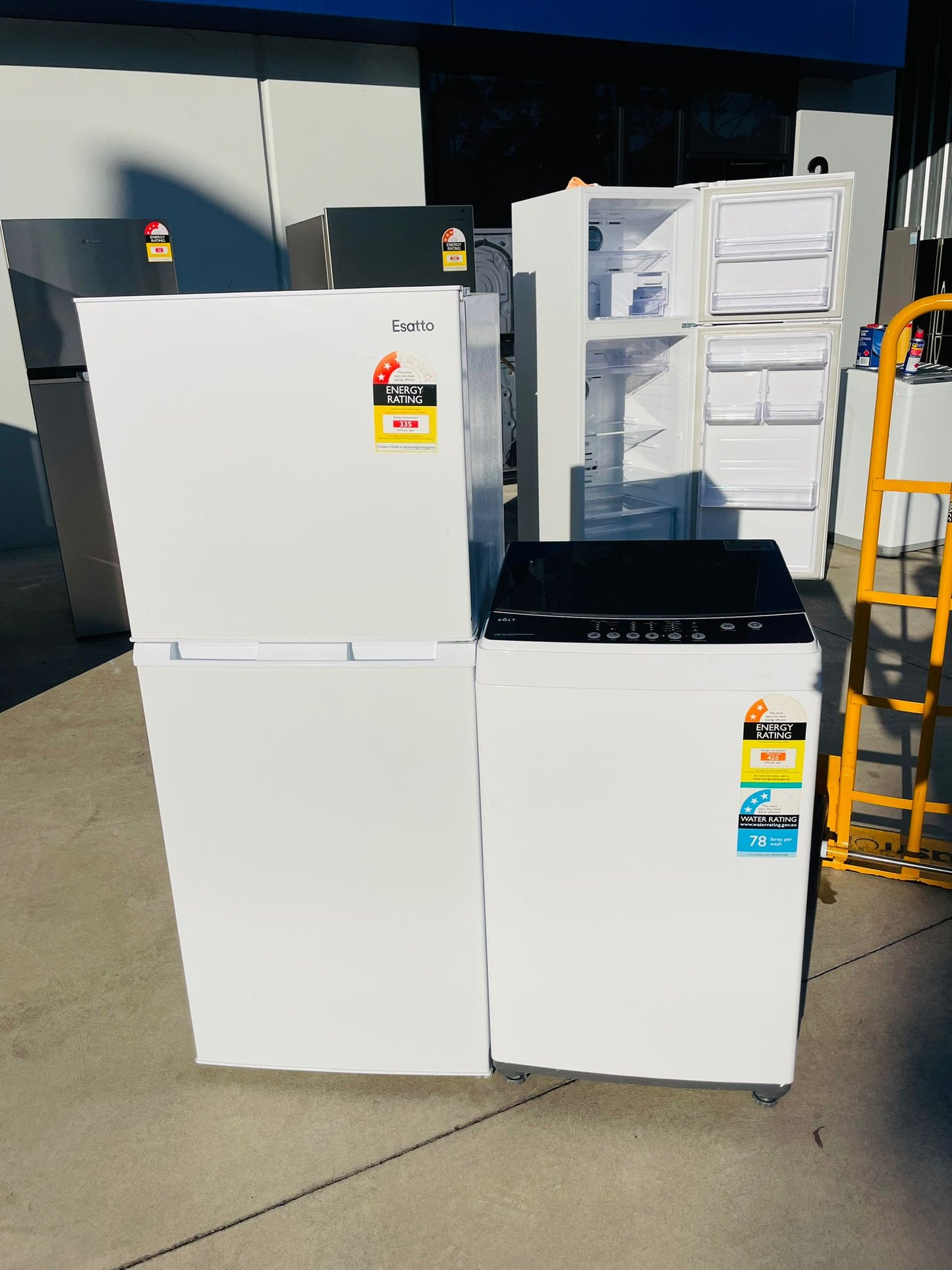 ESATO 207 LITRES FRIDGE FREEZER & SOLT 5.5 KGS TOP LOADER WASHING MACHINE COMBO PACKAGE DEAL