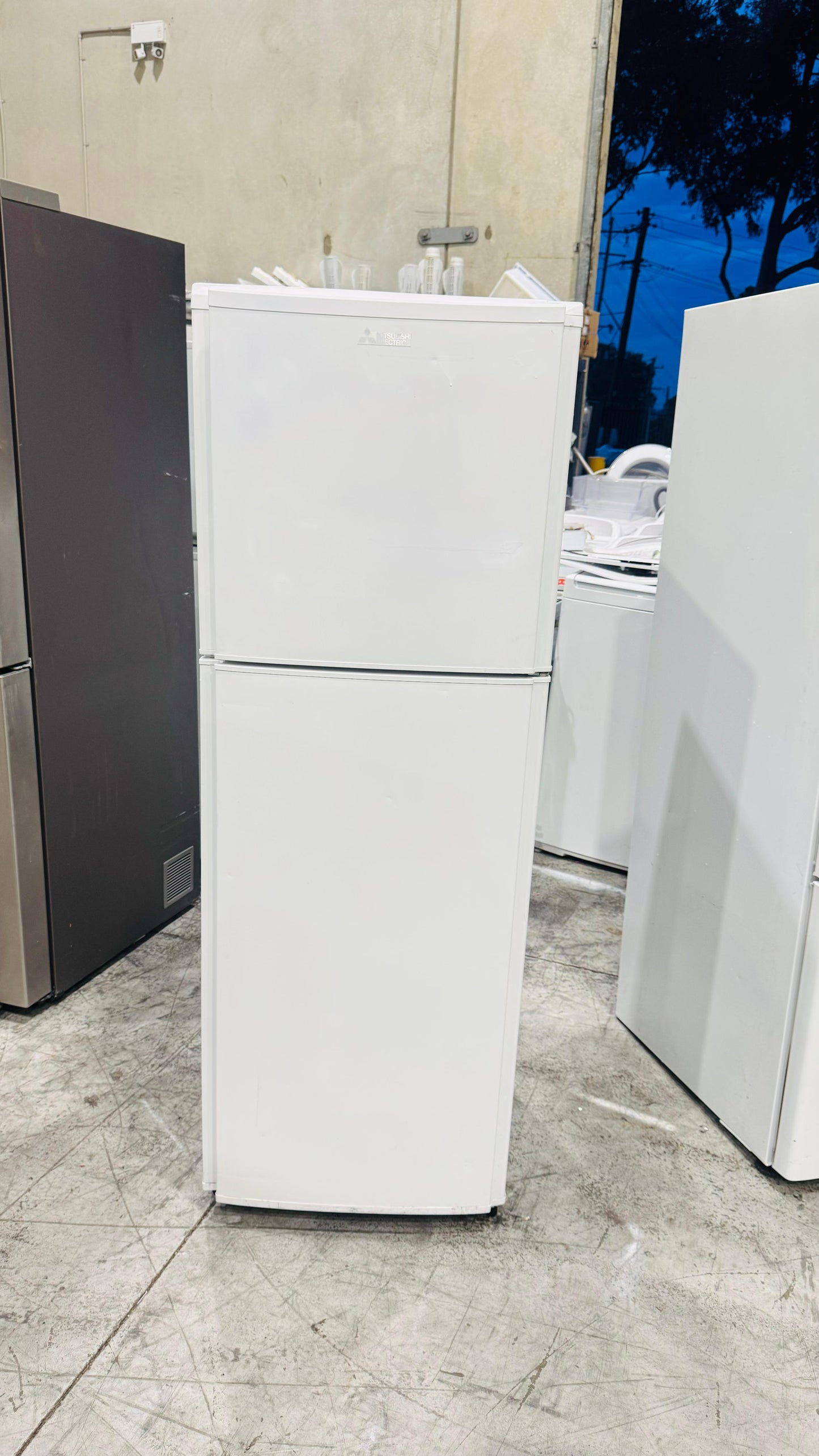MITSUBUSHI 260 LITRES FRIDGE FREEZER