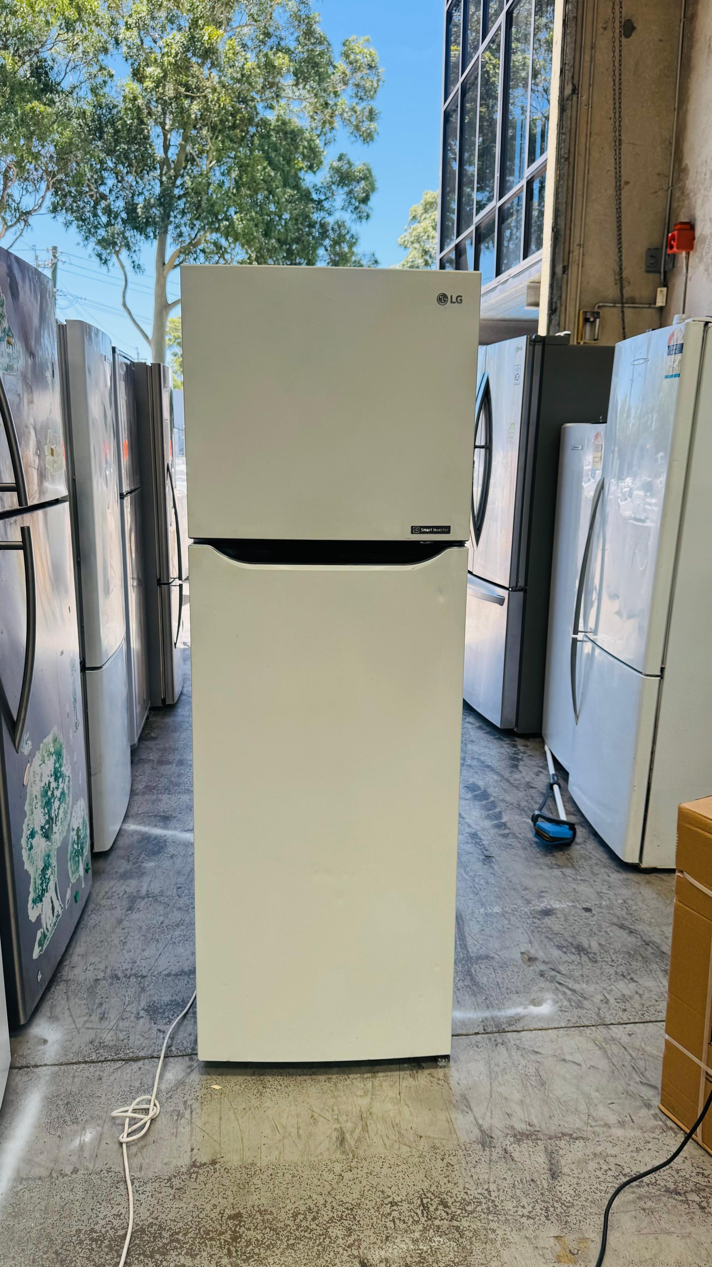 LG 279 LITRES FRIDGE FREEZER