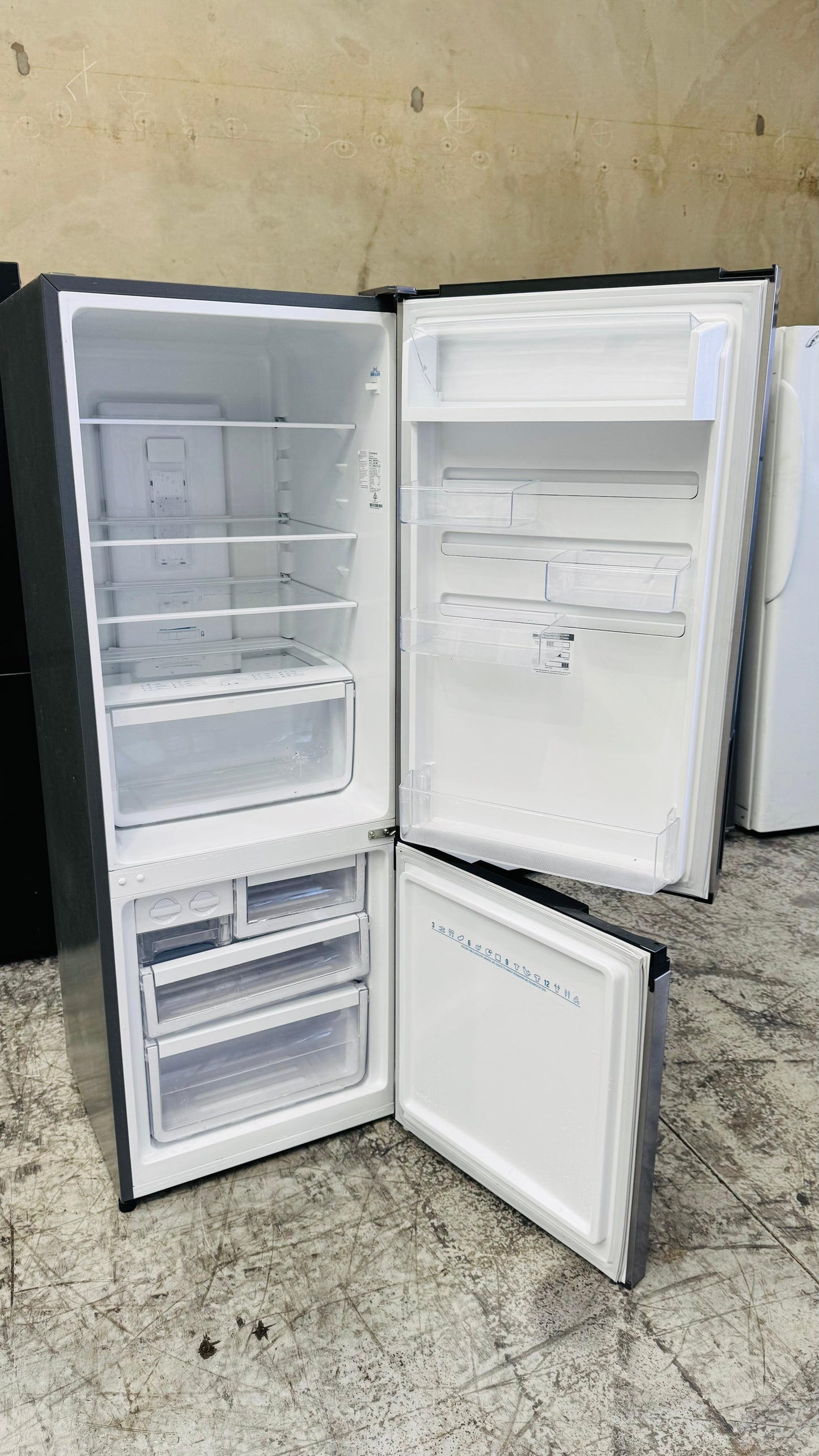 WESTINGHOUSE 340 LITRES FRIDGE FREEZER