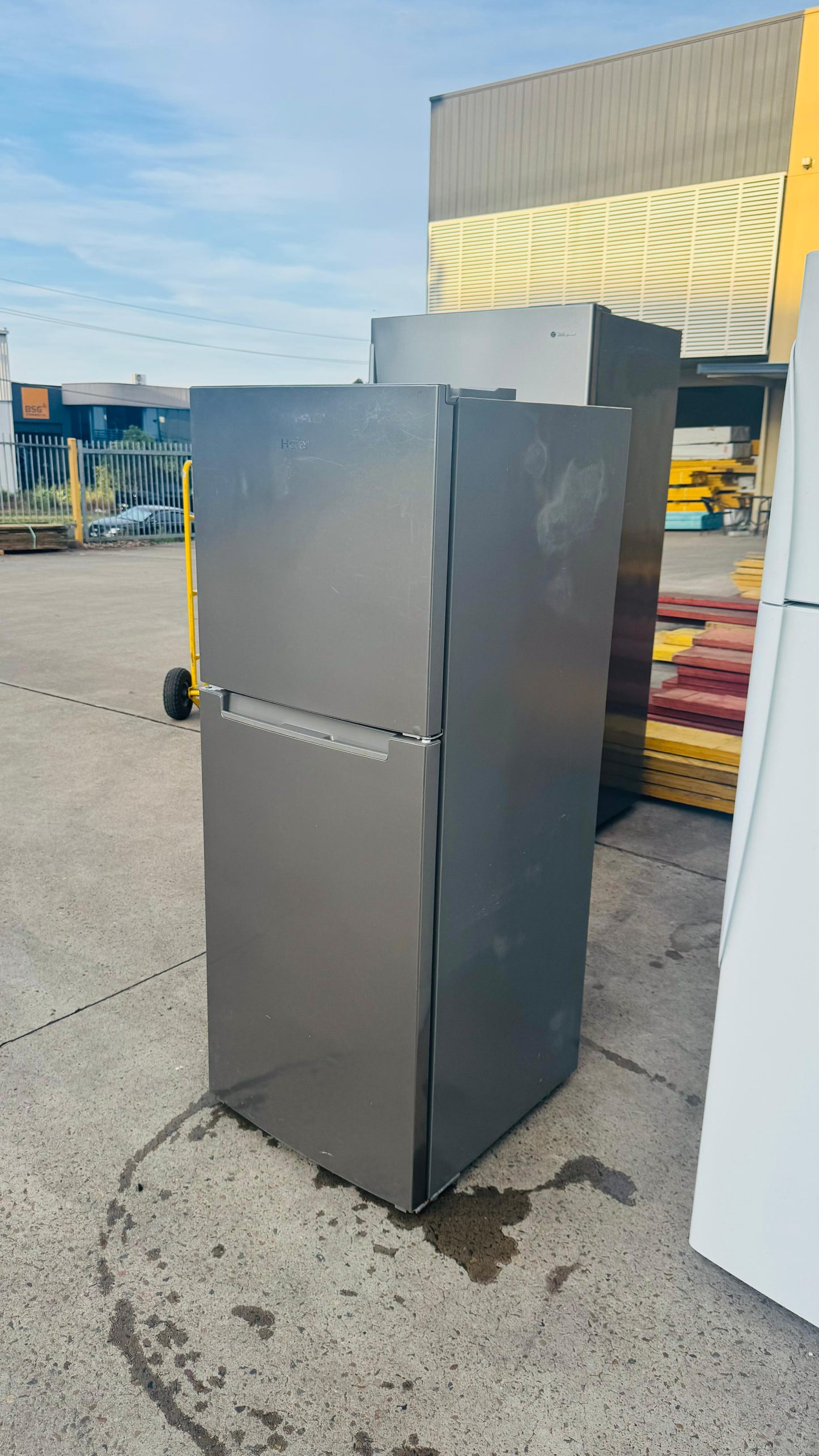 HAIER 221 LITRES FRIDGE FREEZER