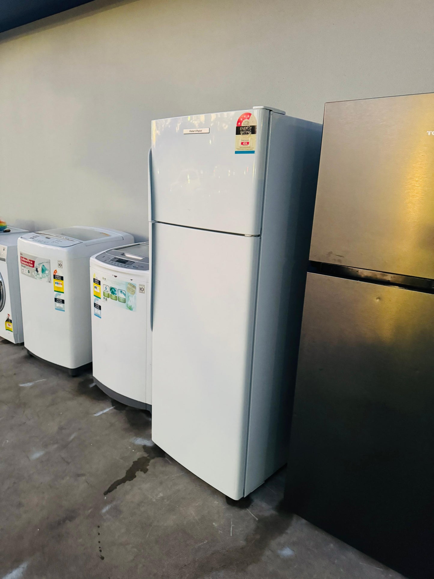 FISHER AND PAYKEL 411 LITRES FRIDGE FREEZER
