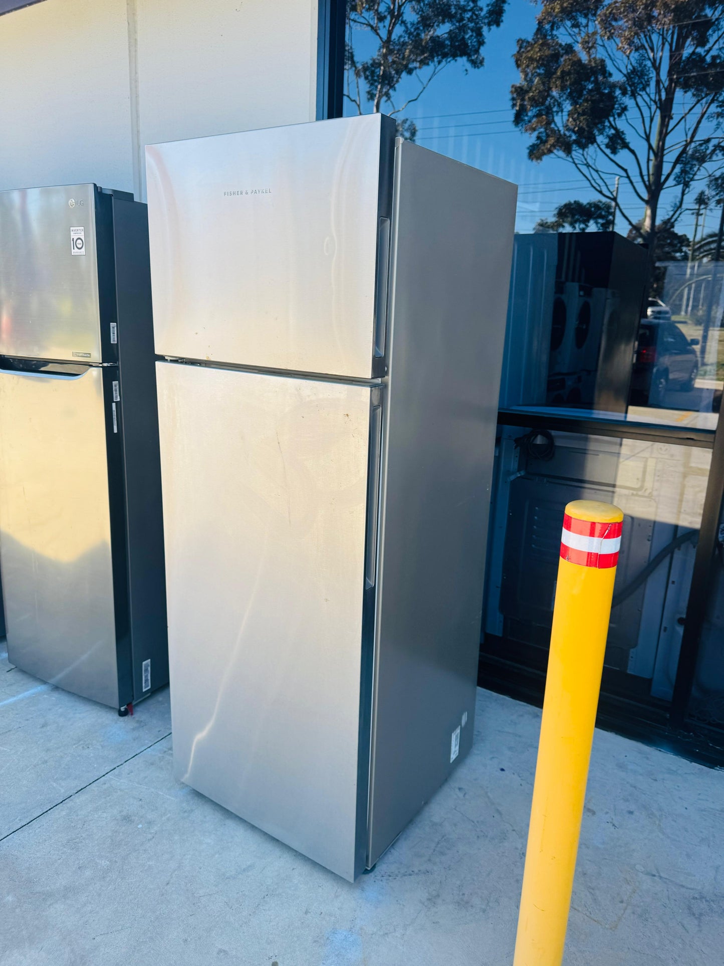 FISHER AND PAYKEL 411 LITRES FRIDGE FREEZER