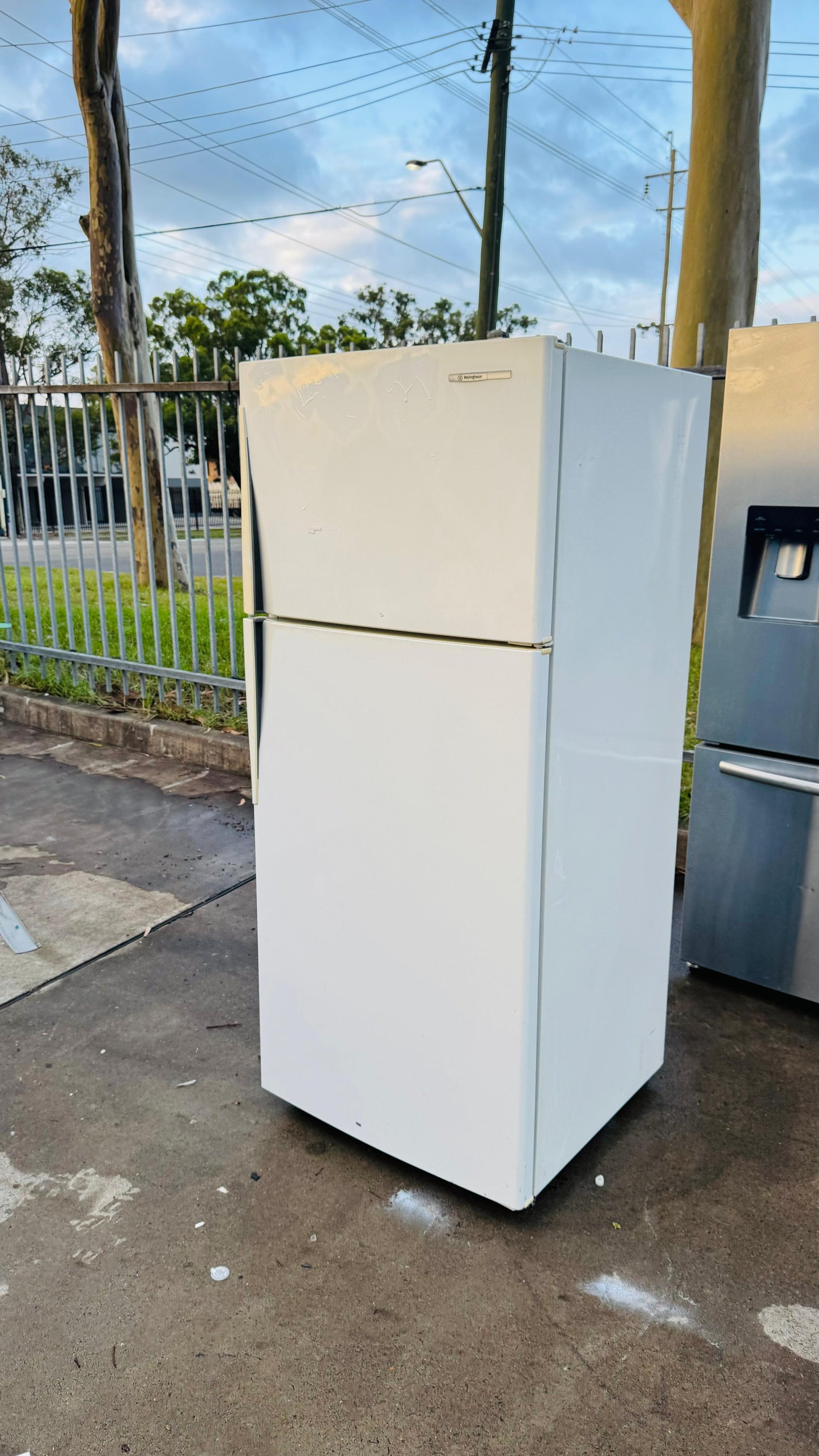 WESTINGHOUSE 416 LITRES FRIDGE FREEZER