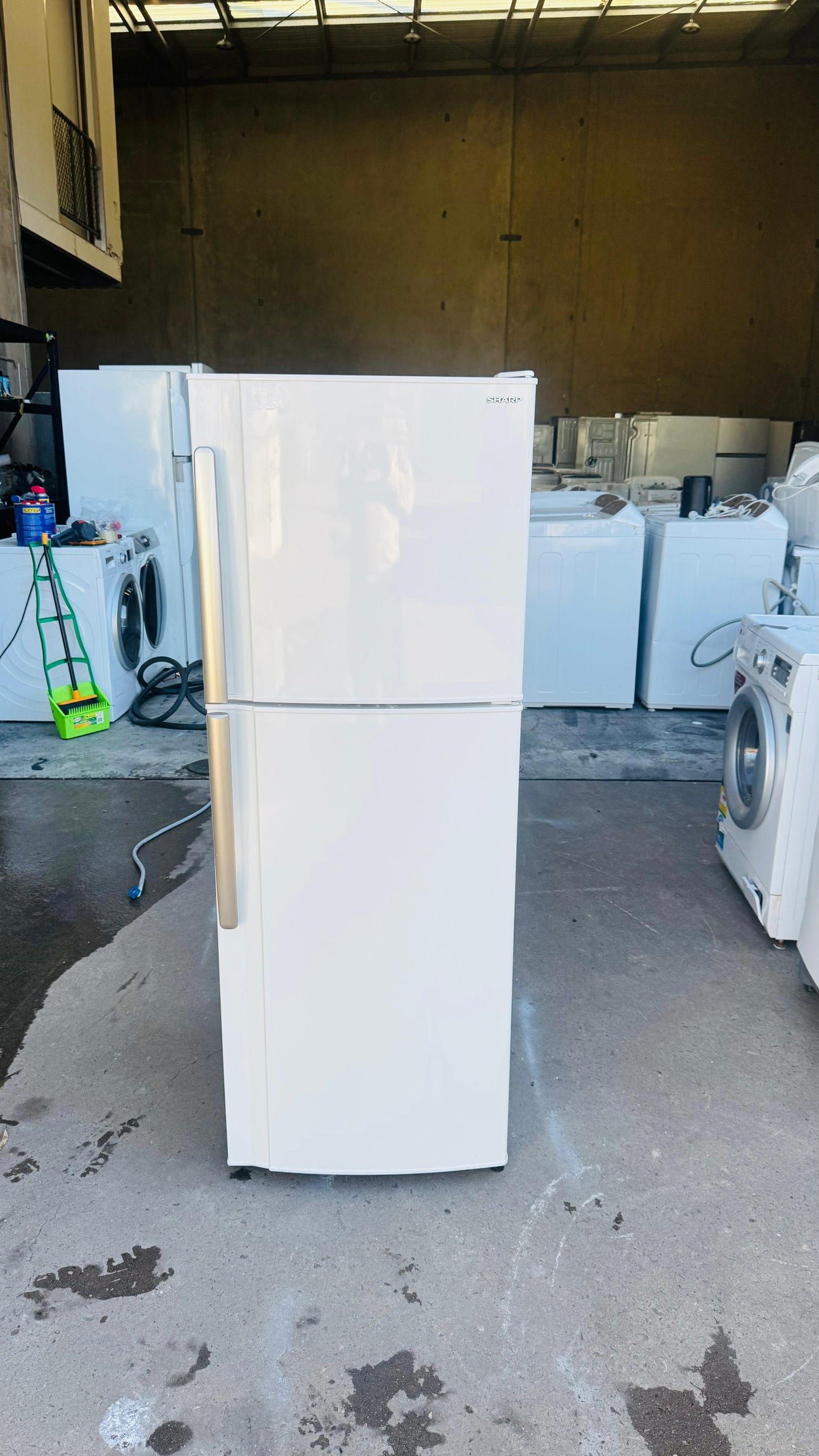 SHARP 245 LITRES FRIDGE FREEZER