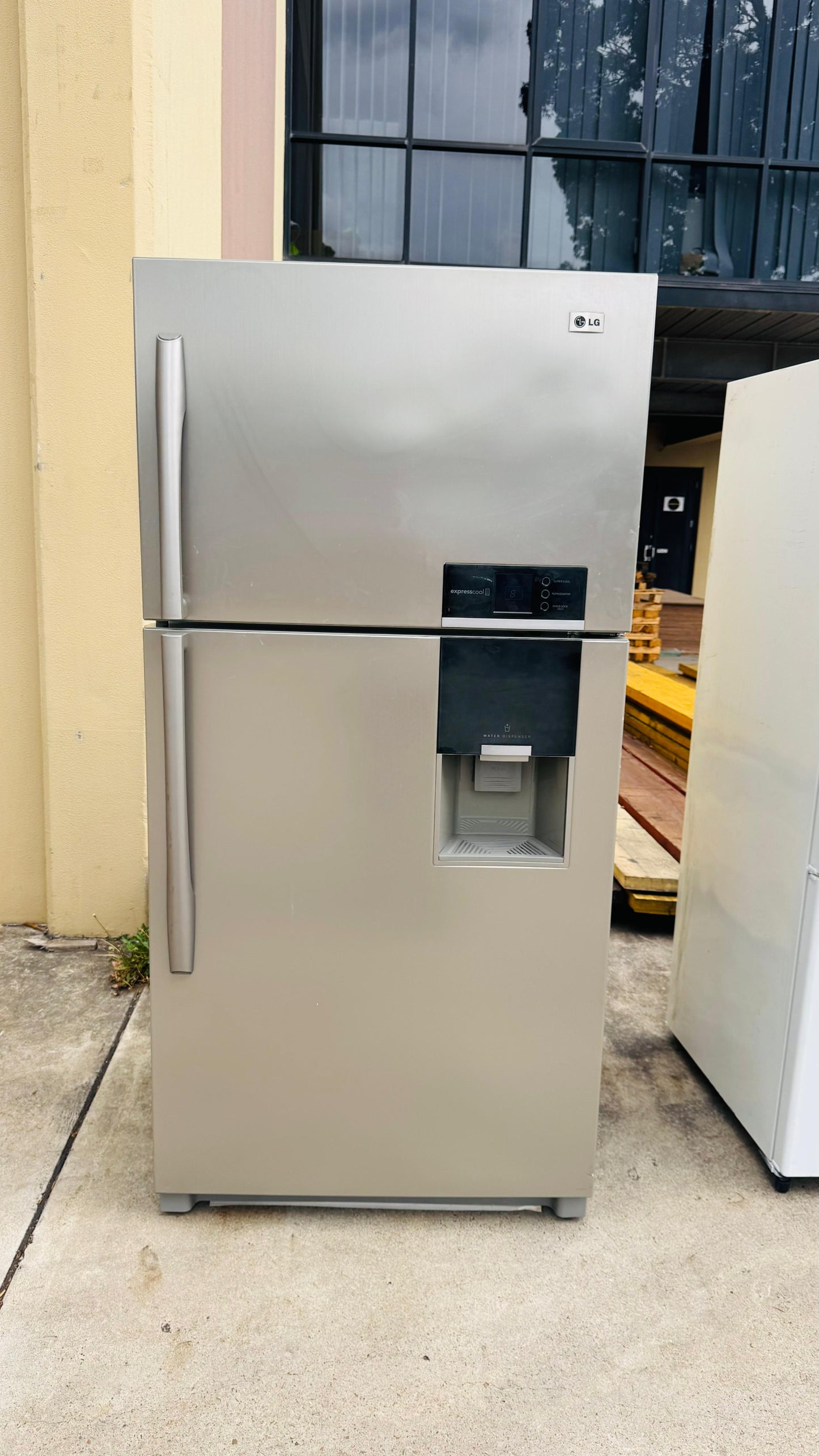 LG 564 LITRES FRIDGE FREEZER & WATER DISPENSER