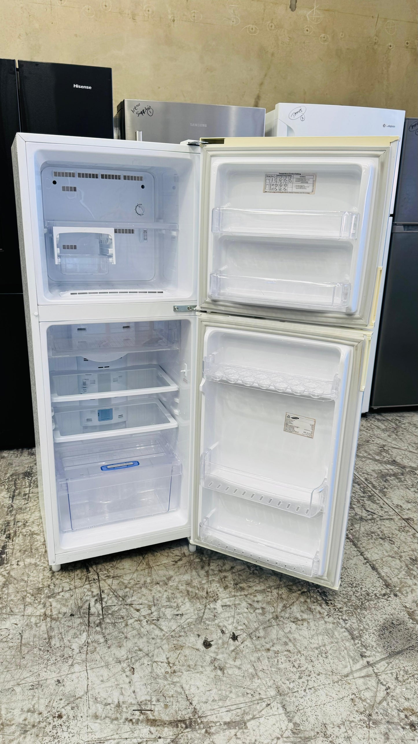 SAMSUNG 216 LITRES FRIDGE FREEZER