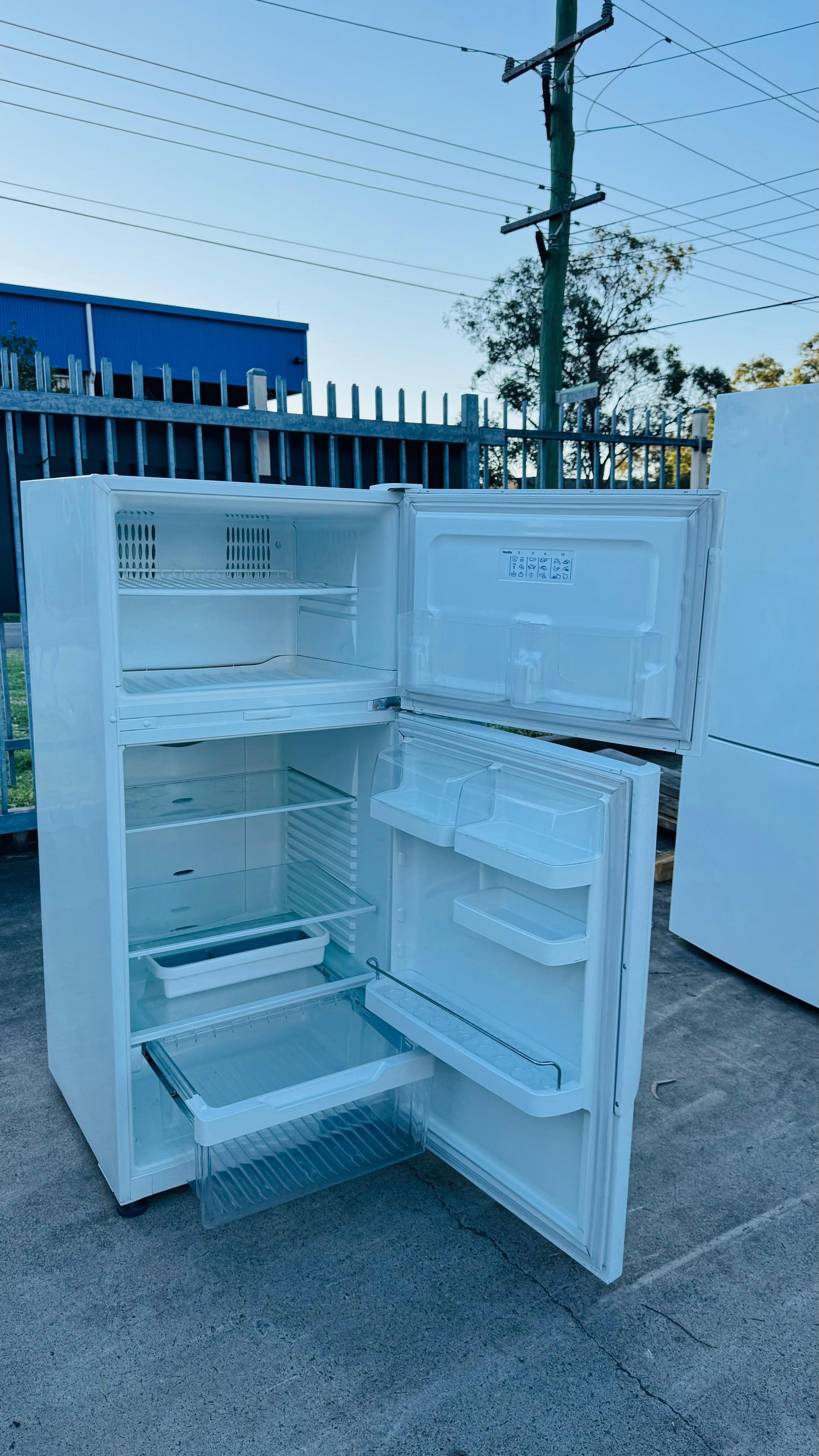 FISHER AND PAYKEL 329 LITRES FRIDGE FREEZER