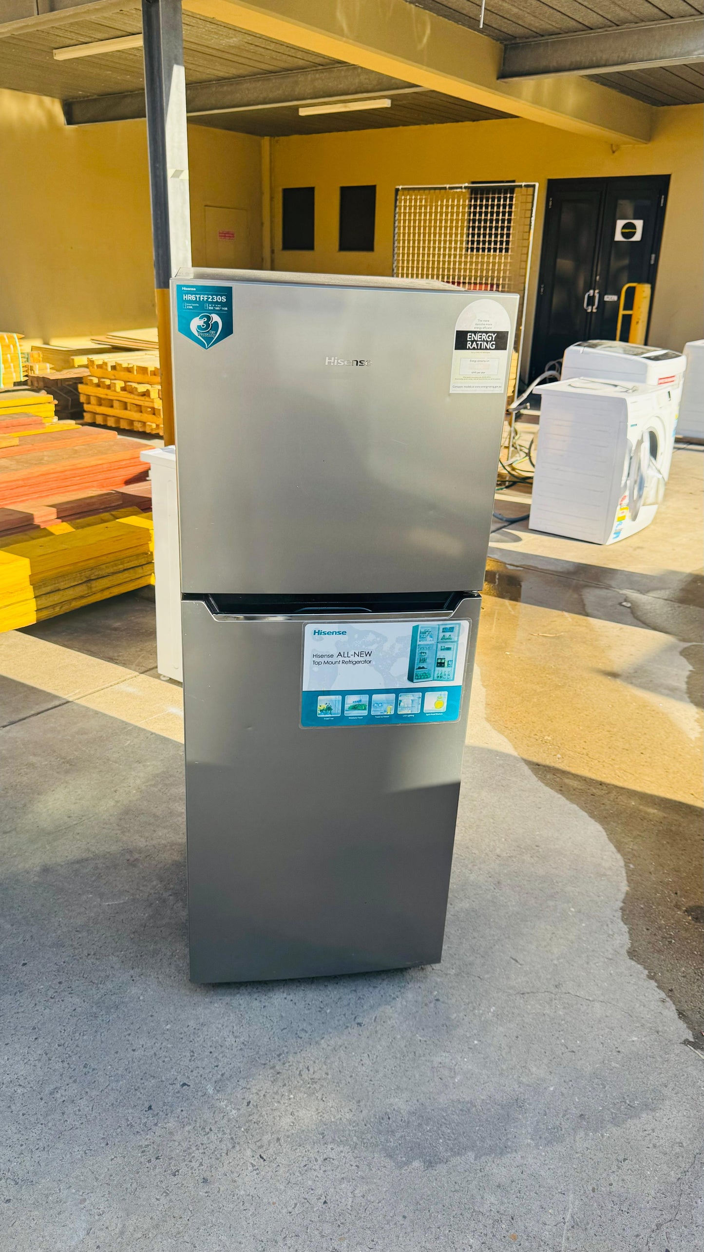 HISENSE 230 LITRES FRIDGE FREEZER