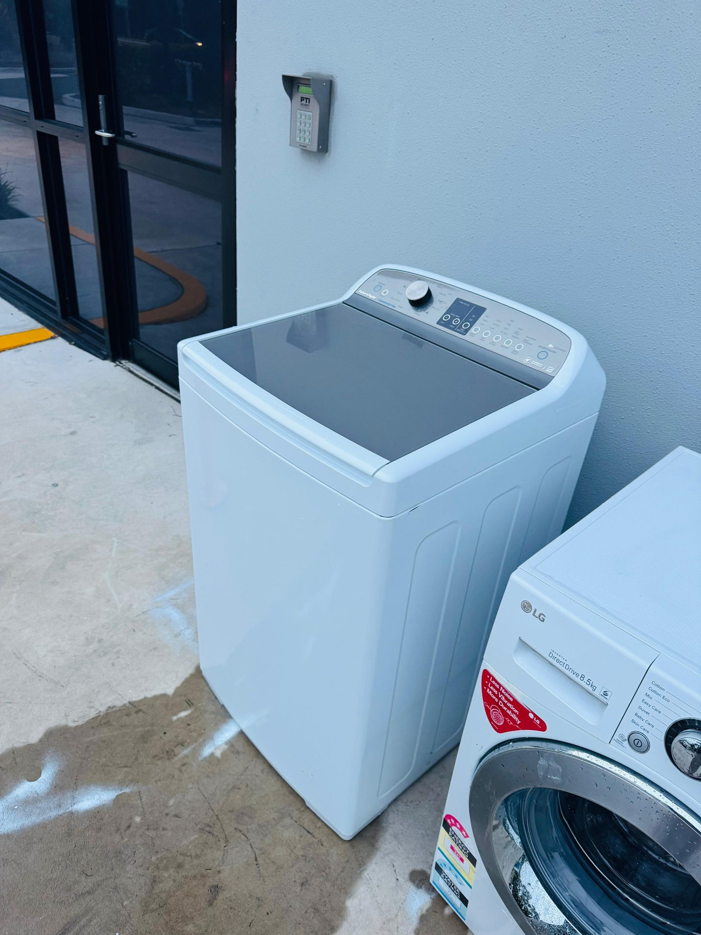 FISHER AND PAYKEL 8KGS TOP LOADER WASHING MACHINE