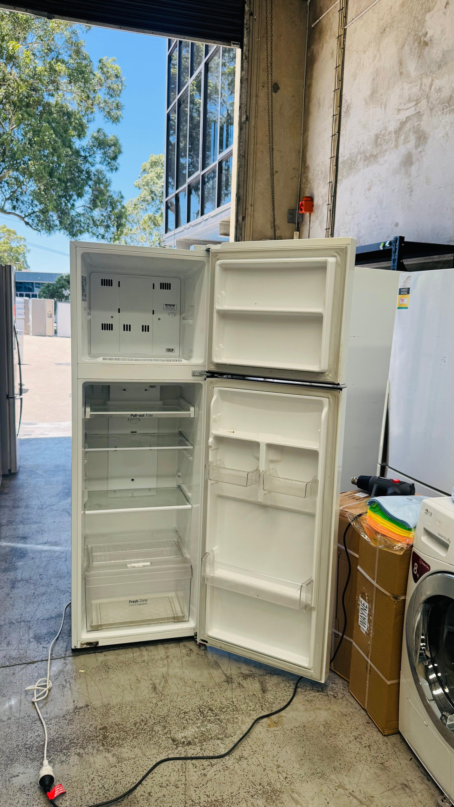 LG 279 LITRES FRIDGE FREEZER
