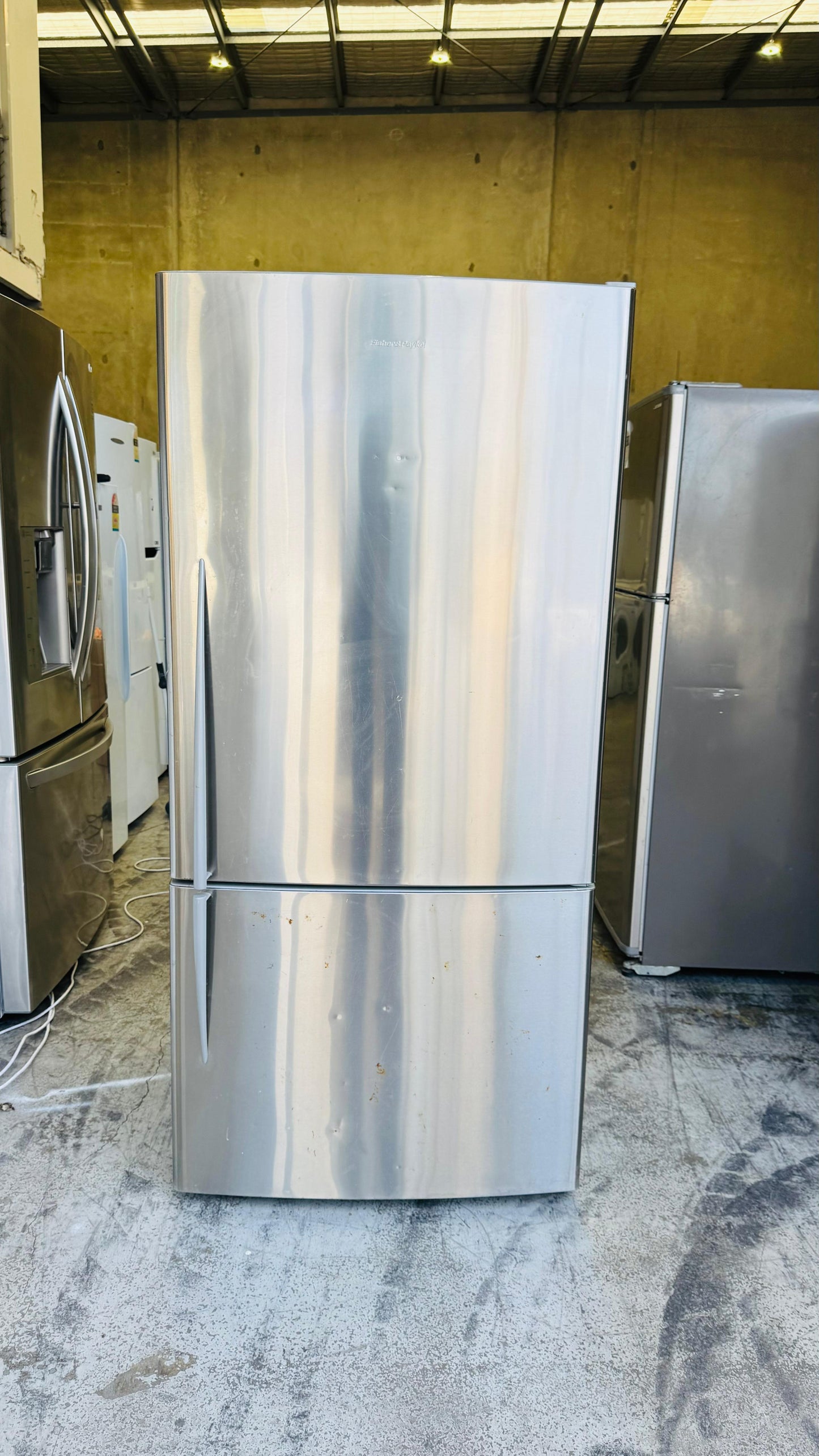 FISHER AND PAYKEL 519 LITRES FRIDGE FREEZER