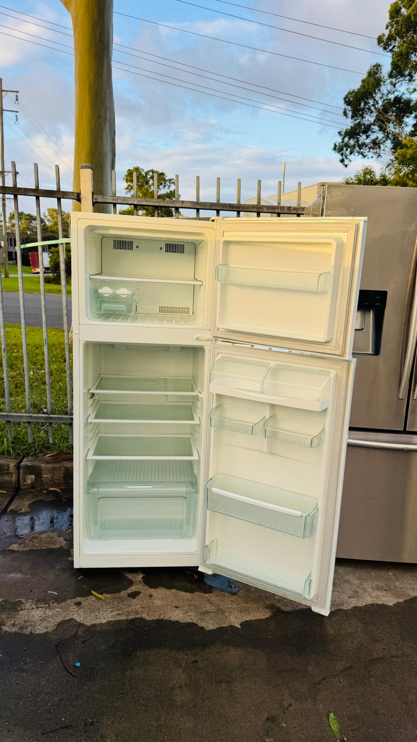 WESTINGHOUSE 300 LITRES FRIDGE FREEZER