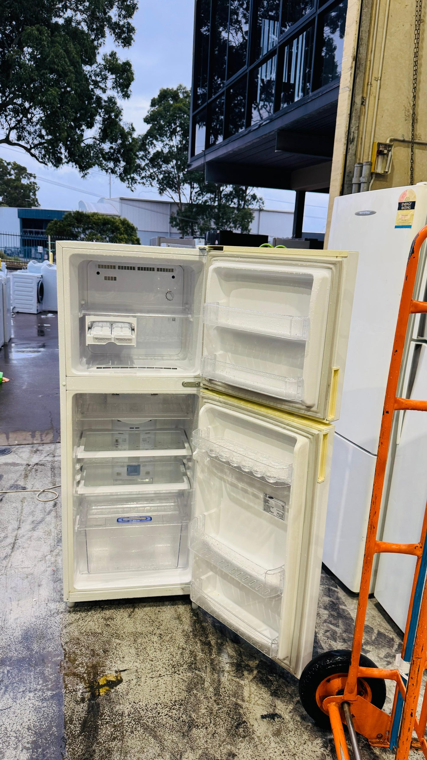 SAMSUNG 216 LITRES FRIDGE FREEZER