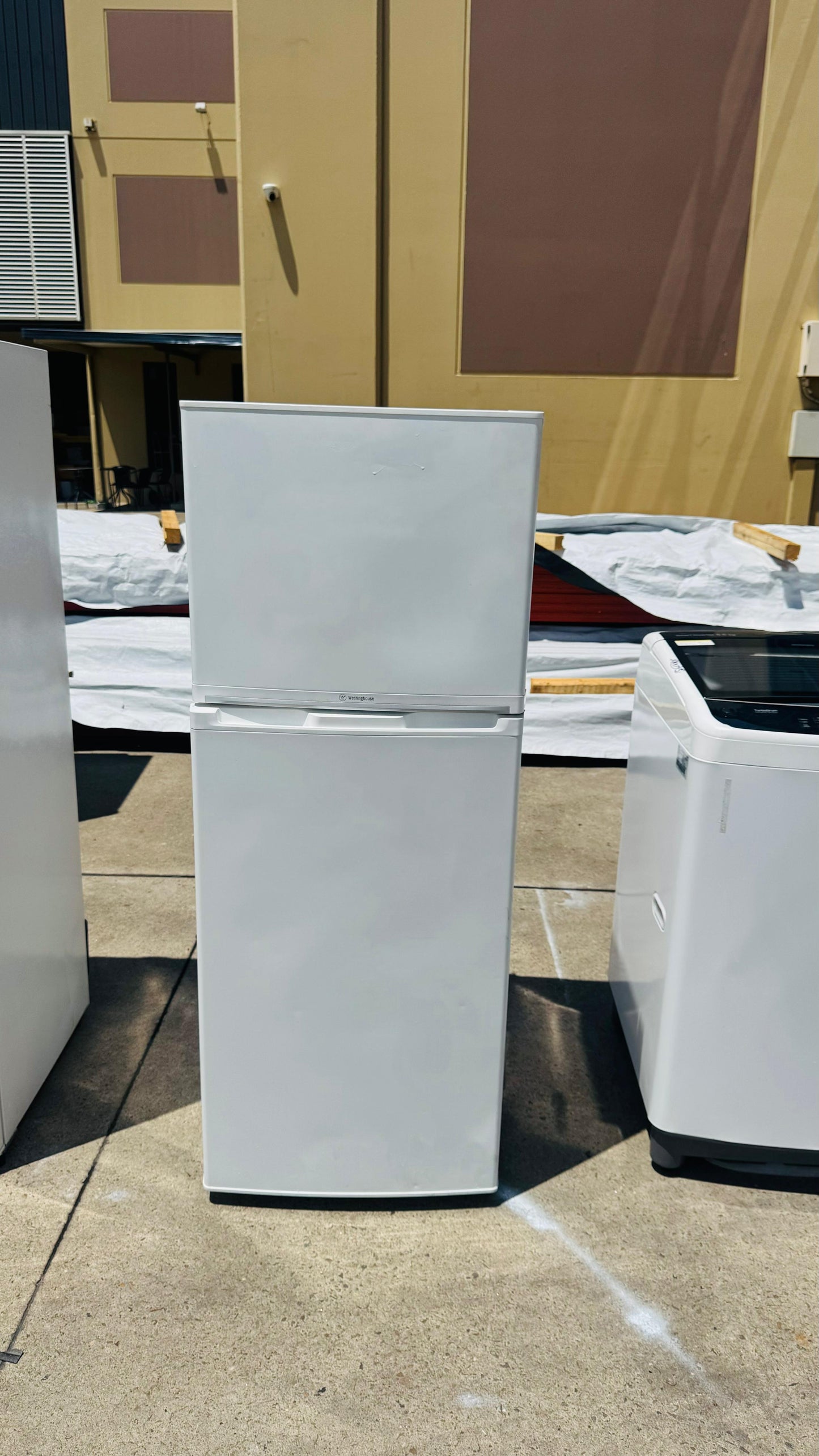 WESTINGHOUSE 230 LITRES FRIDGE FREEZER