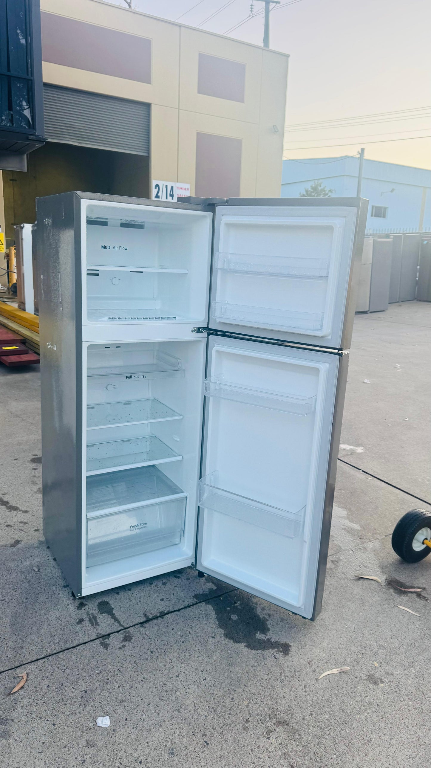LG 243 LITRES FRIDGE FREEZER