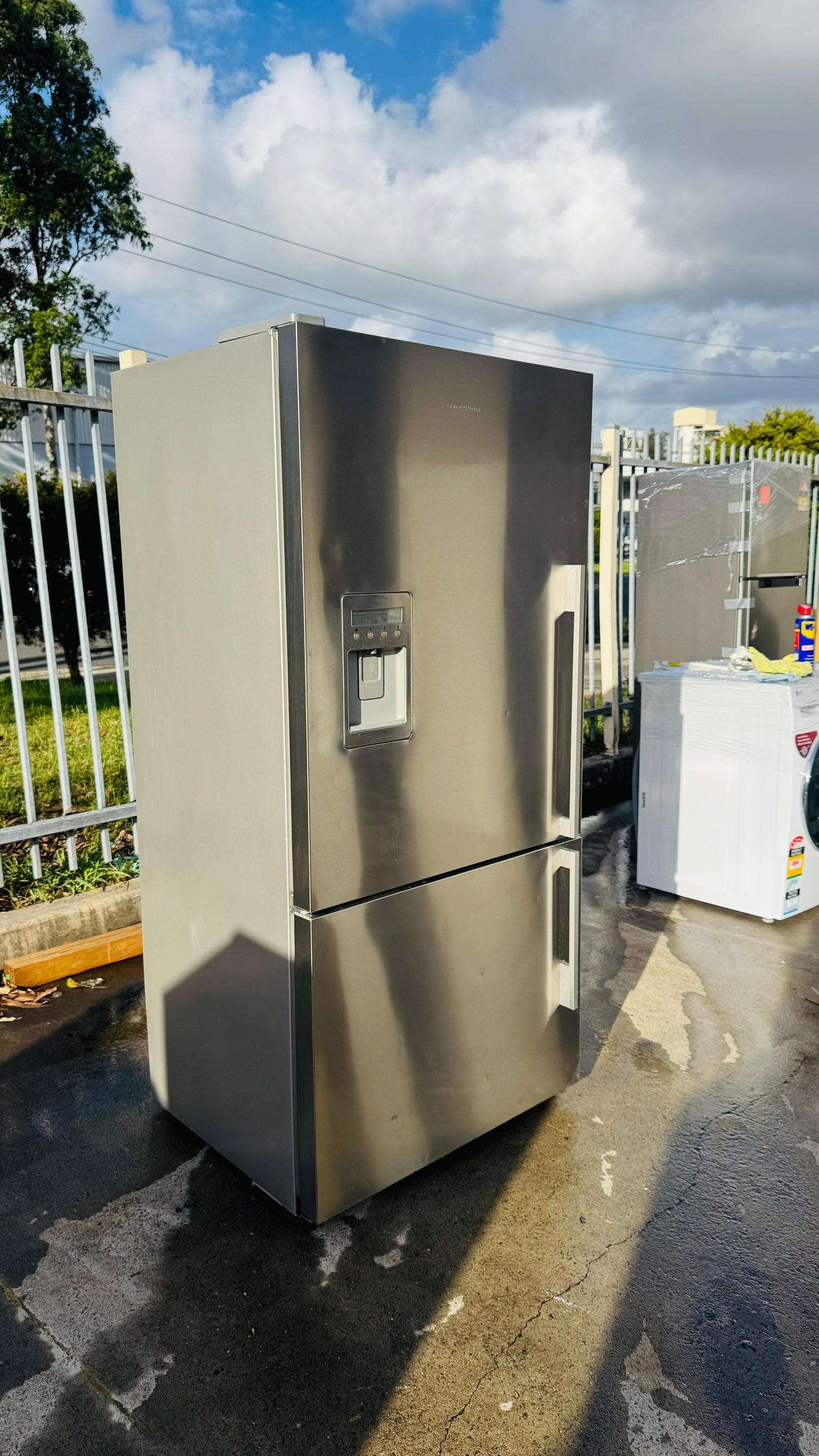 FISHER AND PAYKEL 519 LITRES FRIDGE FREEZER