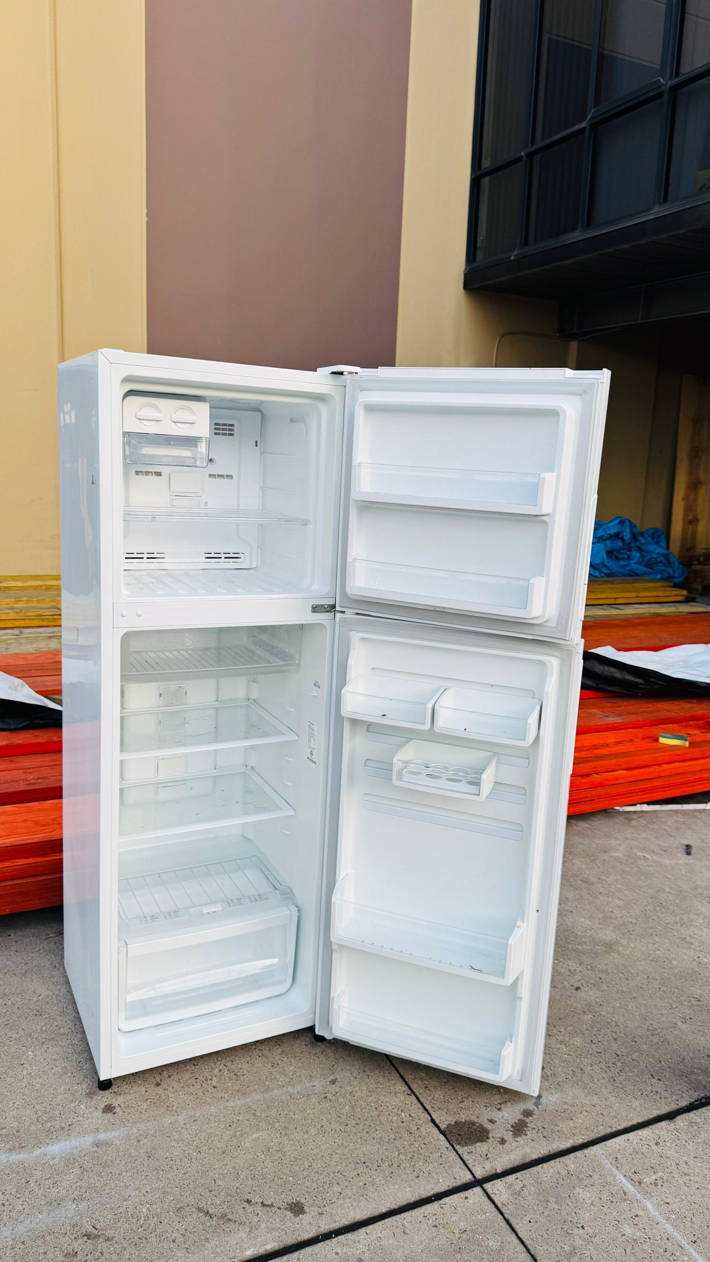 WESTINGHOUSE 254 LITRES FRIDGE FREEZER