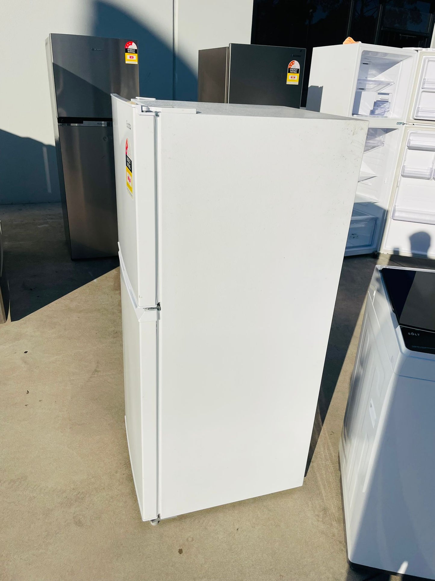 ESATO 207 LITRES FRIDGE FREEZER & SOLT 5.5 KGS TOP LOADER WASHING MACHINE COMBO PACKAGE DEAL
