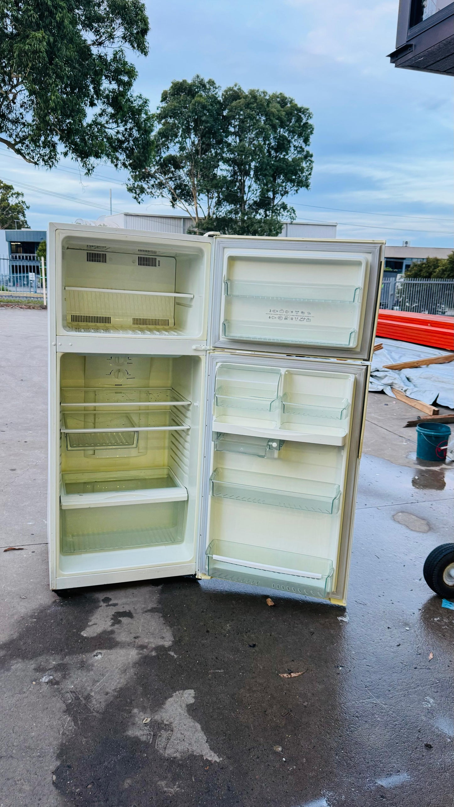 WESTINGHOUSE 416 LITRES FRIDGE FREEZER