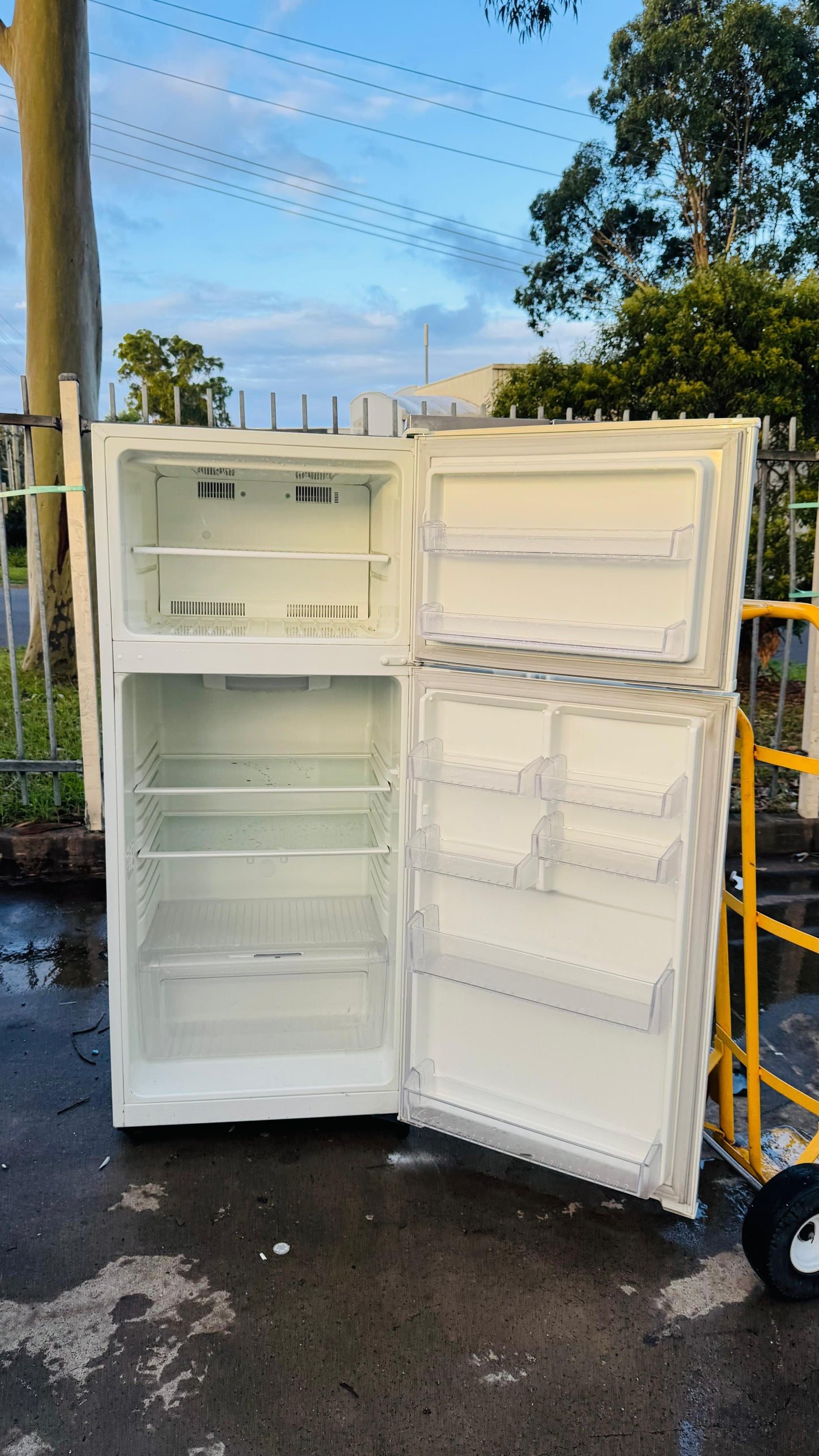 KELVINATOR 420 LITRES FRIDGE FREEZER