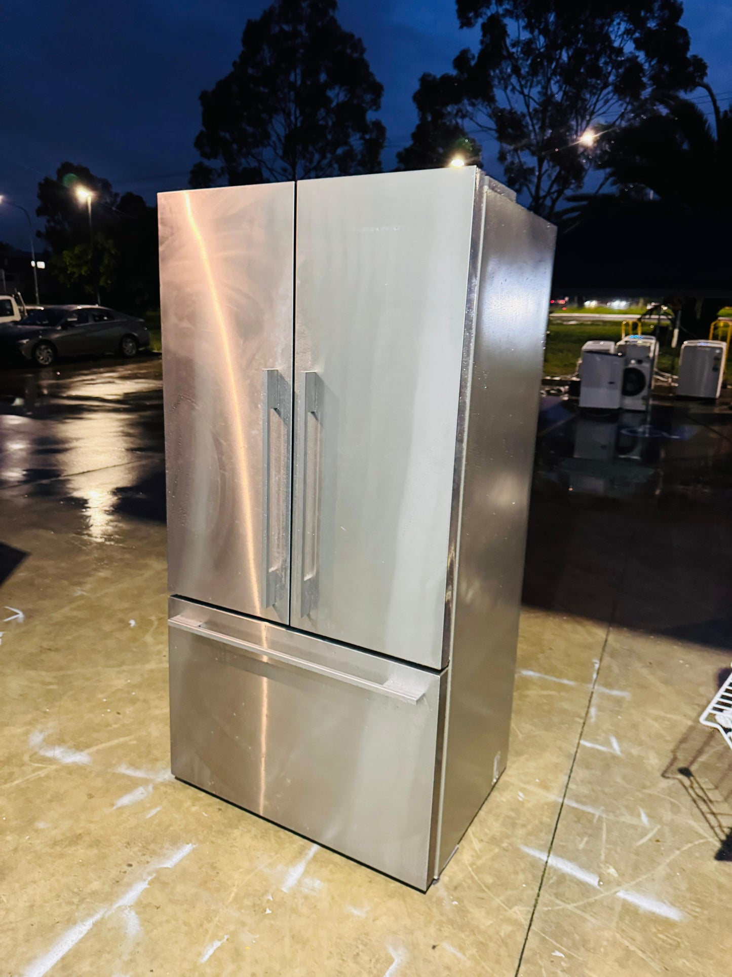 FISHER AND PAYKEL 614 LITRES FRENCH DOOR FRIDGE FREEZER