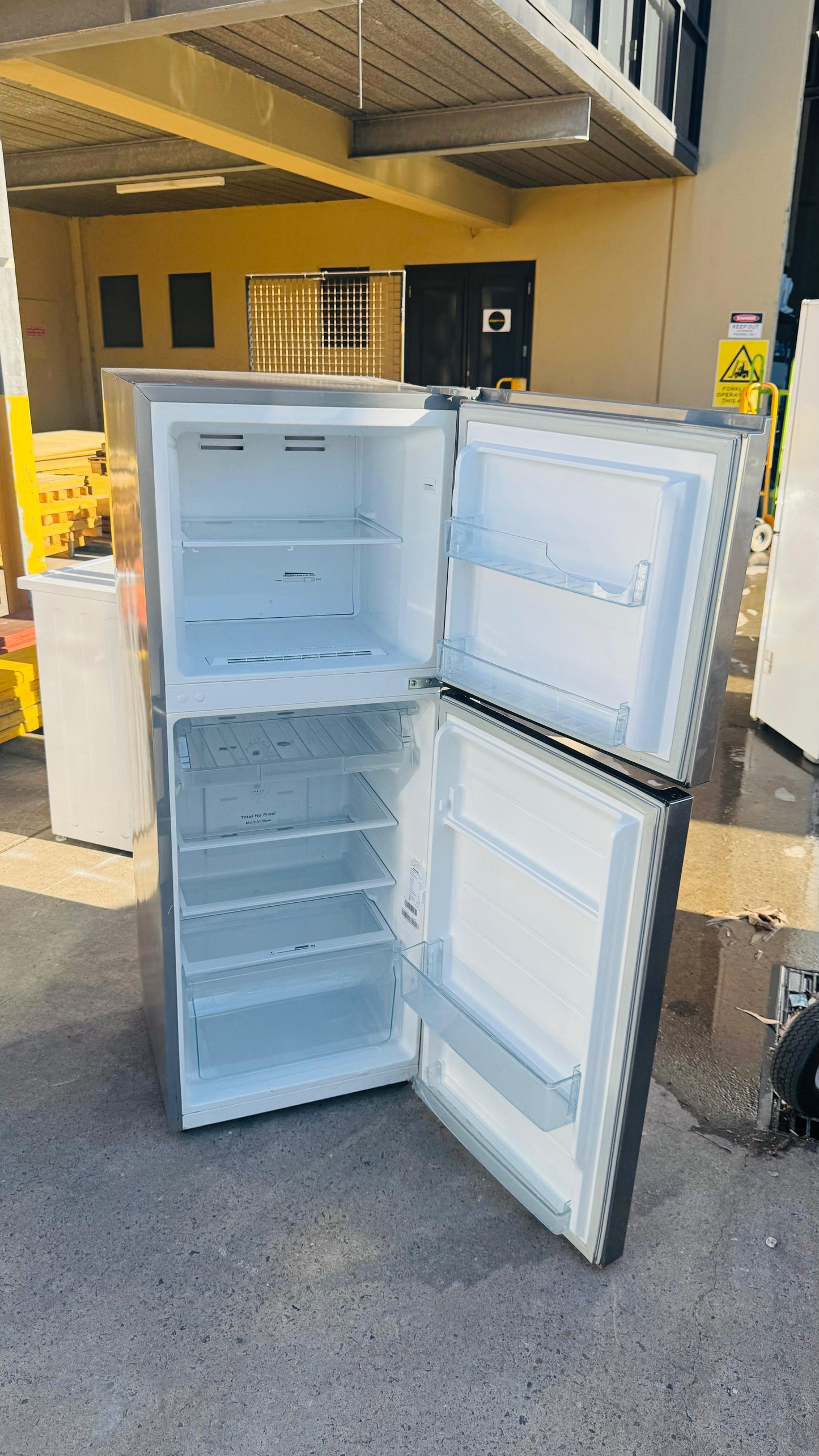 HISENSE 230 LITRES FRIDGE FREEZER