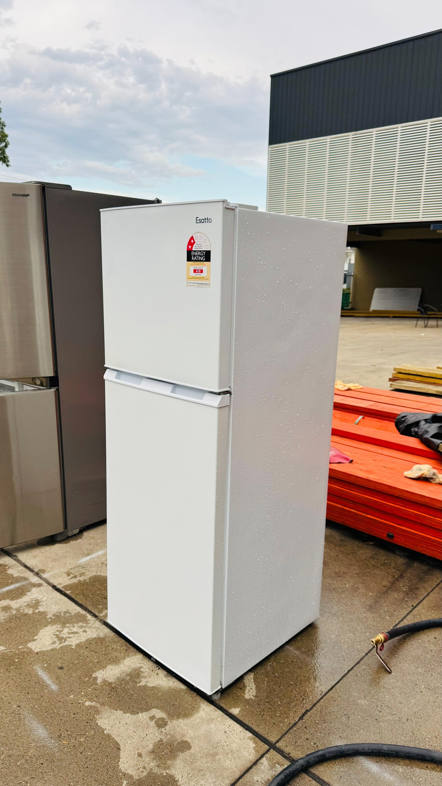 ESATTO 239 LITRES FRIDGE FREEZER