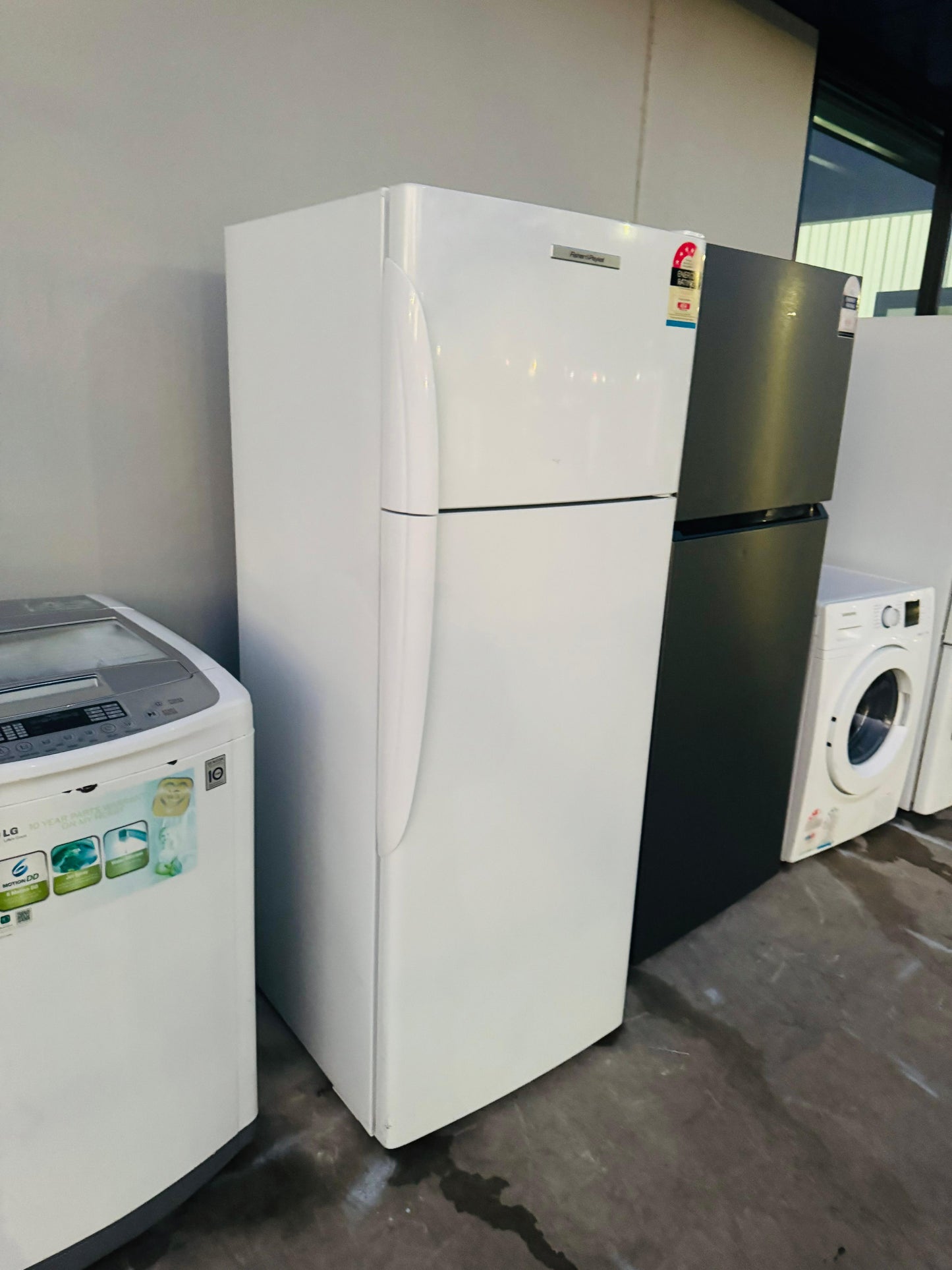 FISHER AND PAYKEL 411 LITRES FRIDGE FREEZER