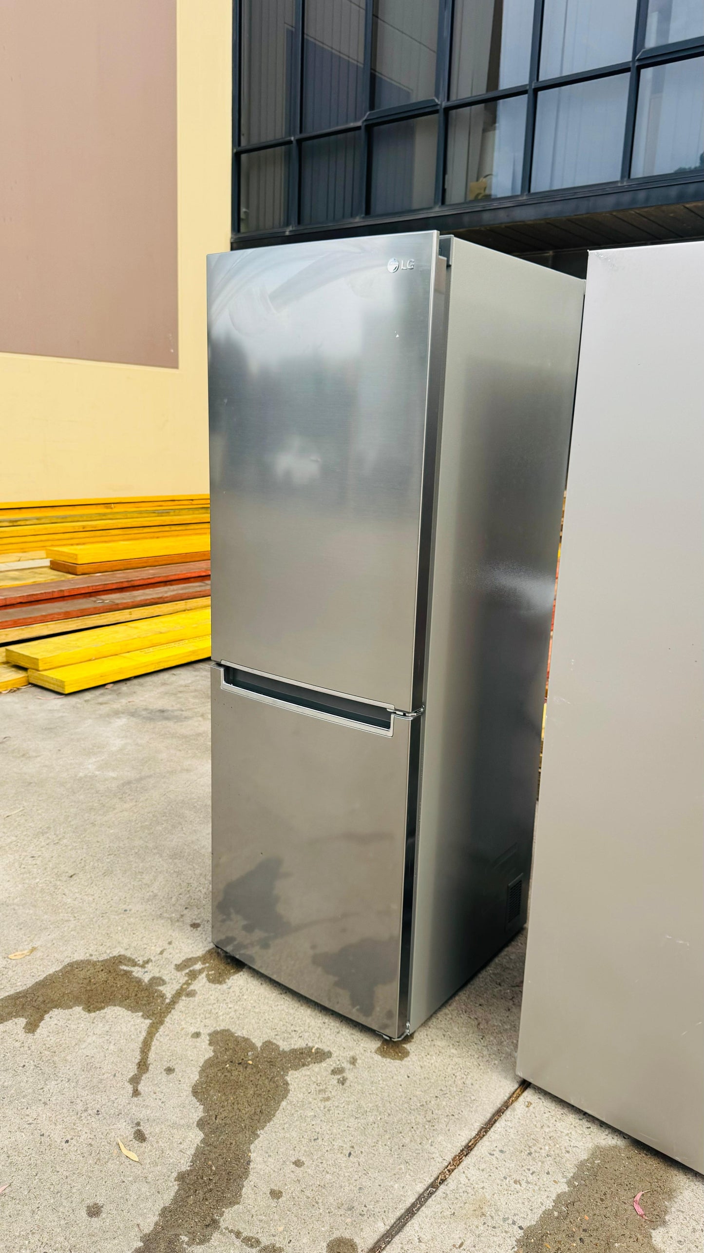 LG 335 LITRES FRIDGE FREEZER AND WATER DISPENSER