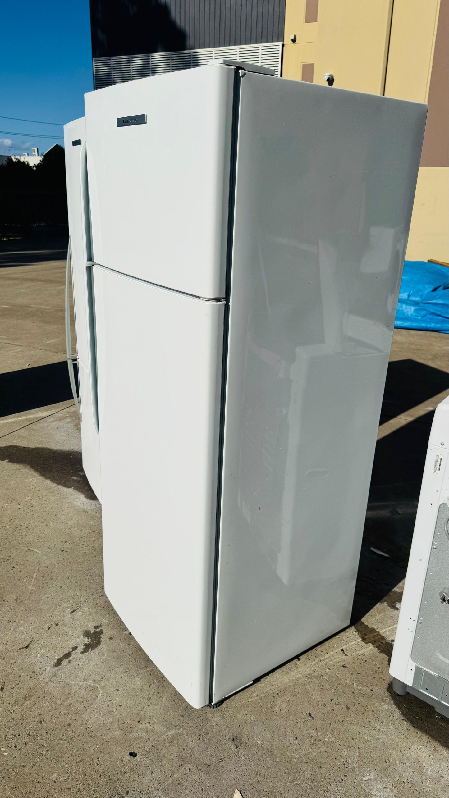 FISHER AND PAYKEL 411 LITRES FRIDGE FREEZER