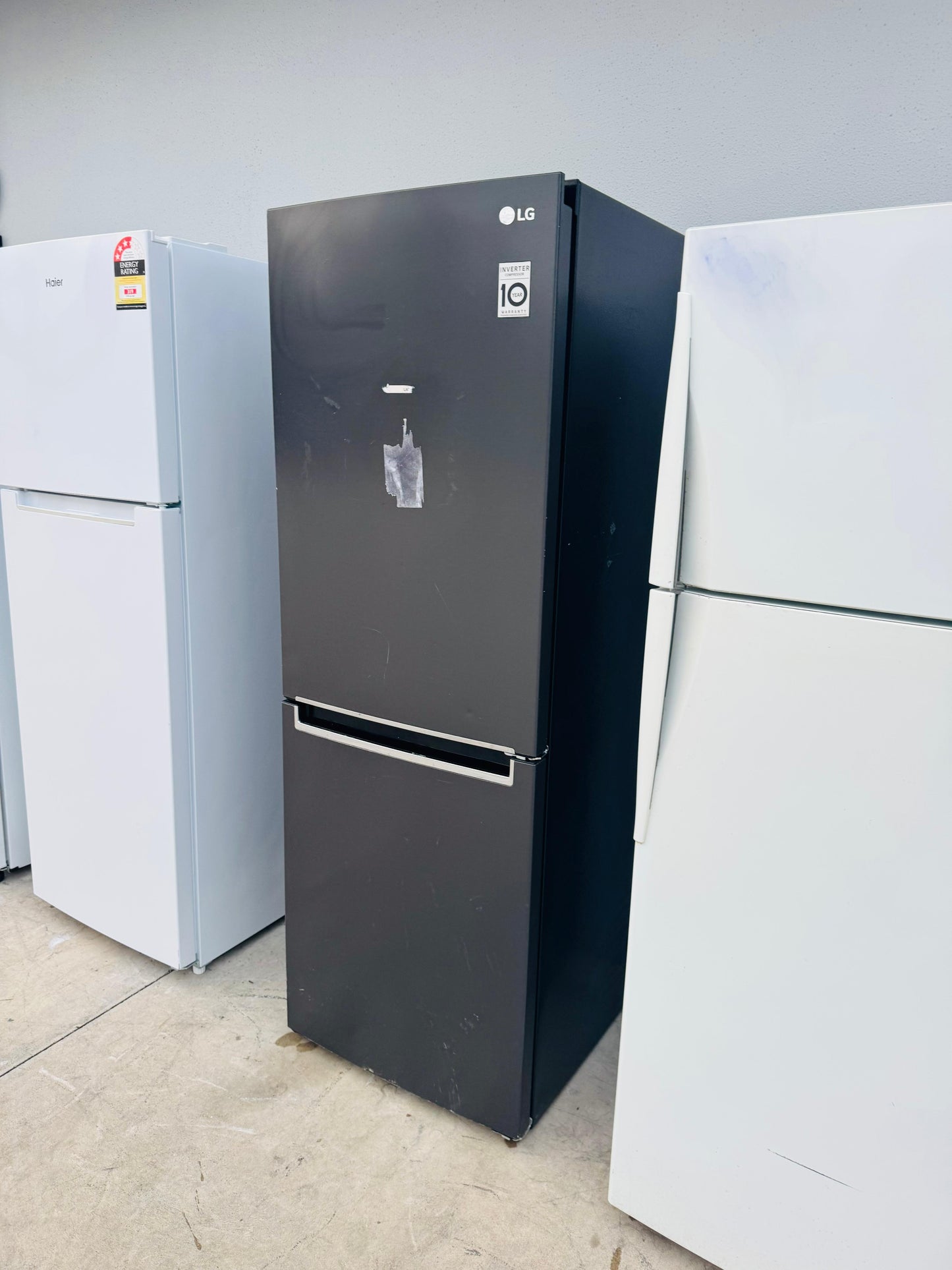 LG 335 LITRES FRIDGE FREEZER AND WATER DISPENSER