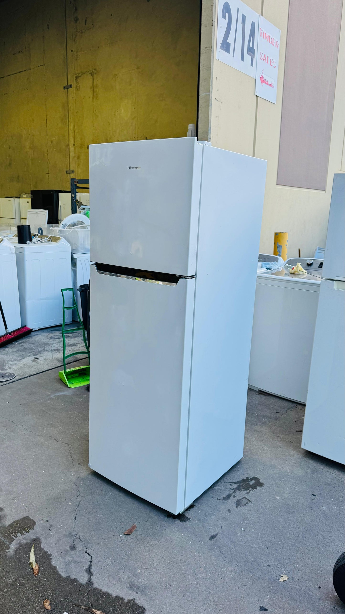 HISENSE 350 LITRES FRIDGE FREEZER