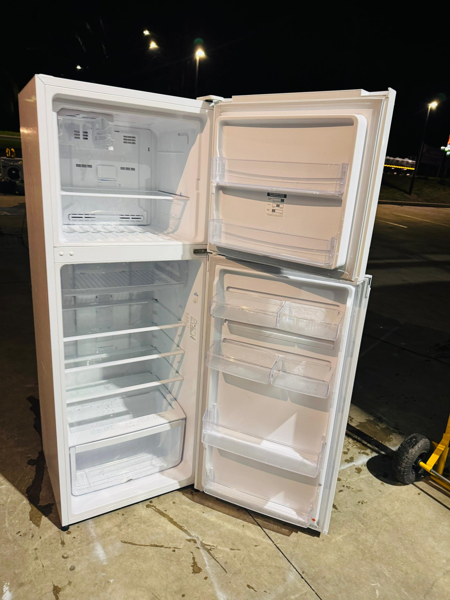 WESTINGHOUSE 339 LITRES FRIDGE FREEZER