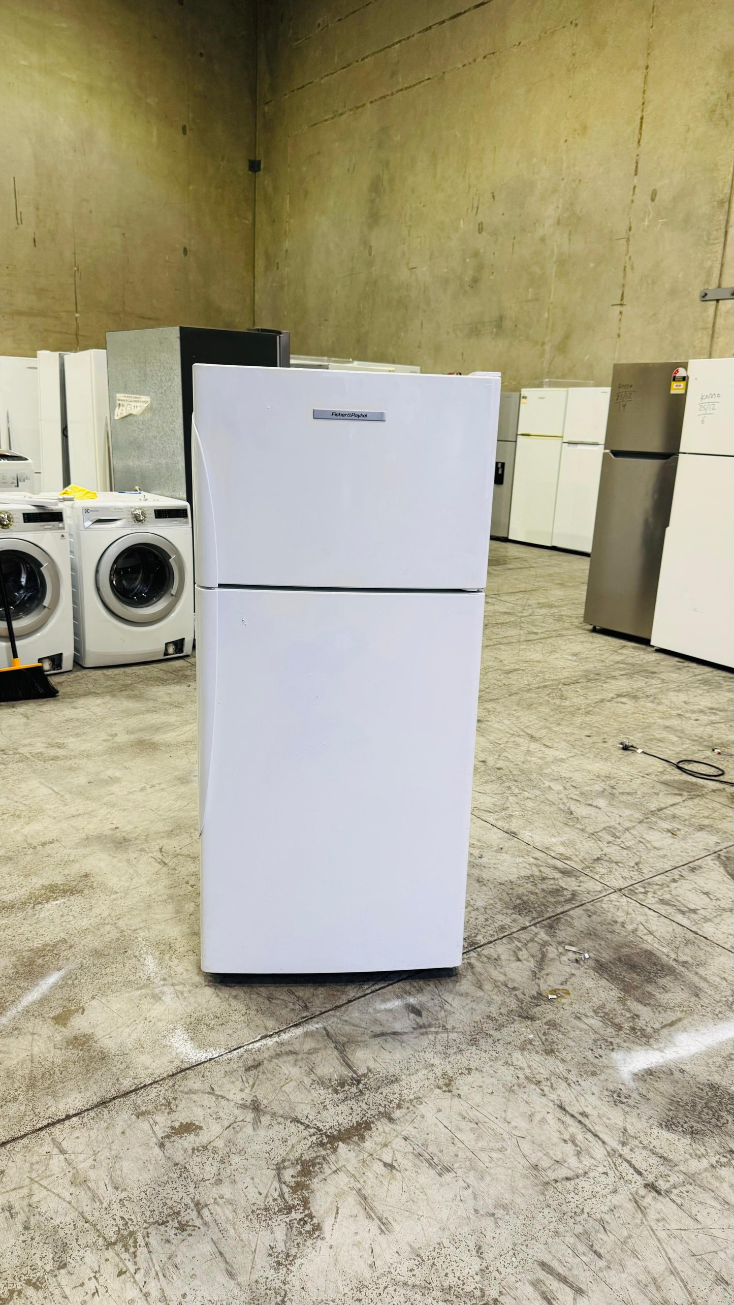 FISHER AND PAYKEL 329 LITRES FRIDGE FREEZER