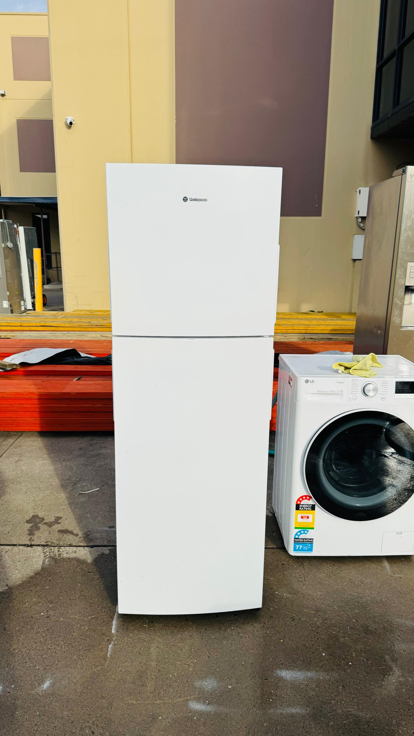 WESTINGHOUSE 275 LITRES FRIDGE FREEZER